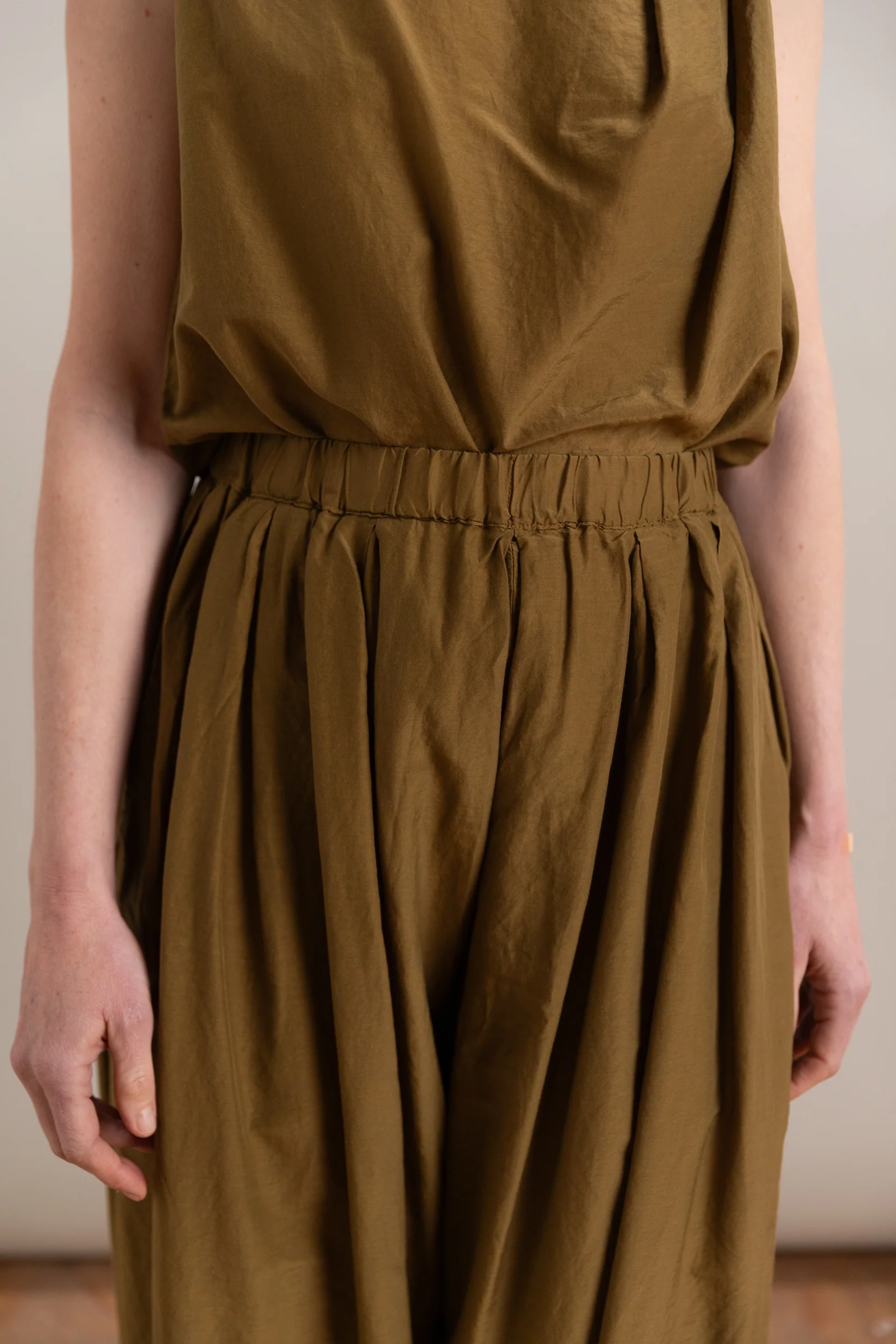 AKARI PANTS IN DARK OLIVE - Image 6