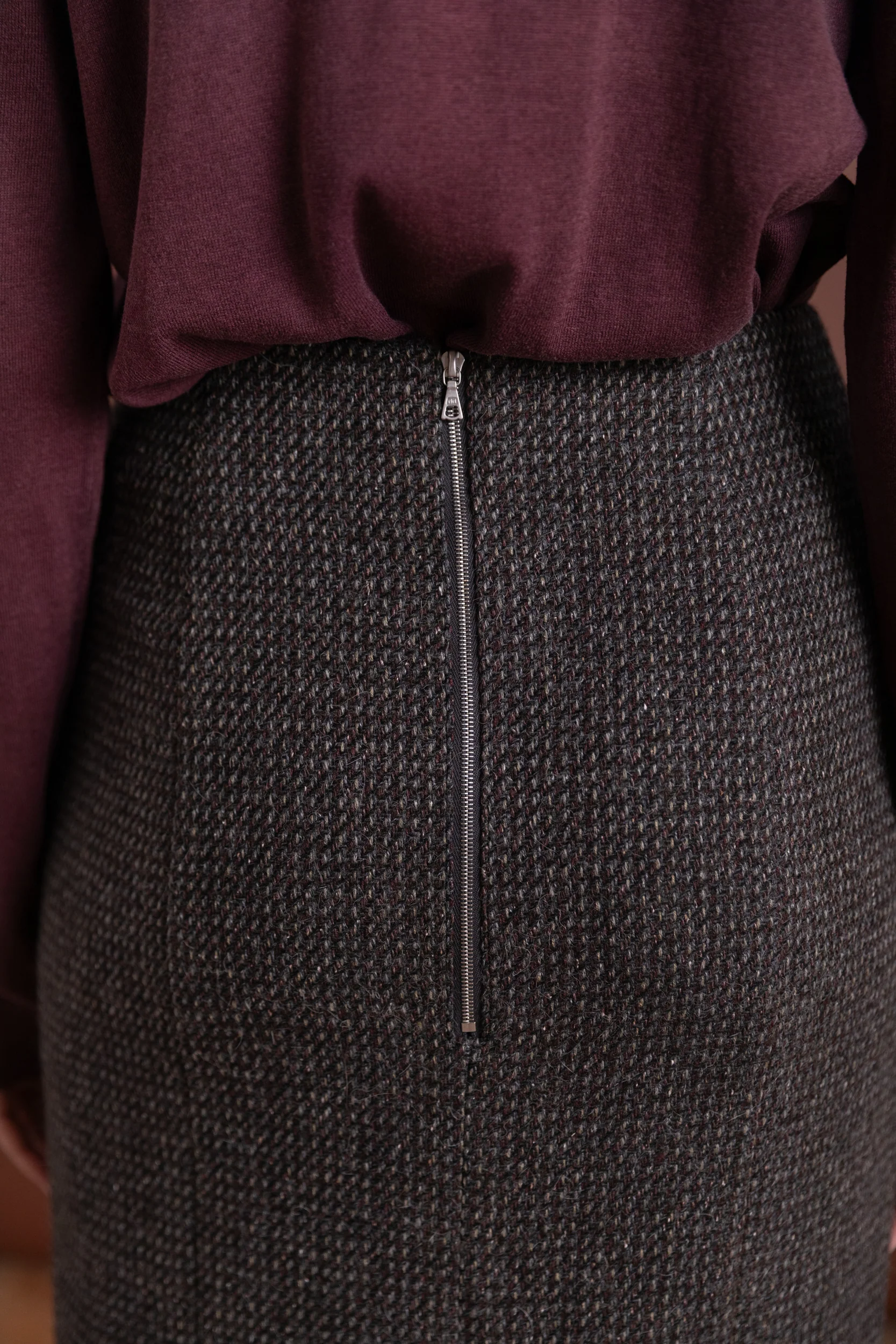 ALPACA WOOL SILK TWEED PENCIL SKIRT IN GRAY BROWN HAIRLINE WOOL - Image 4