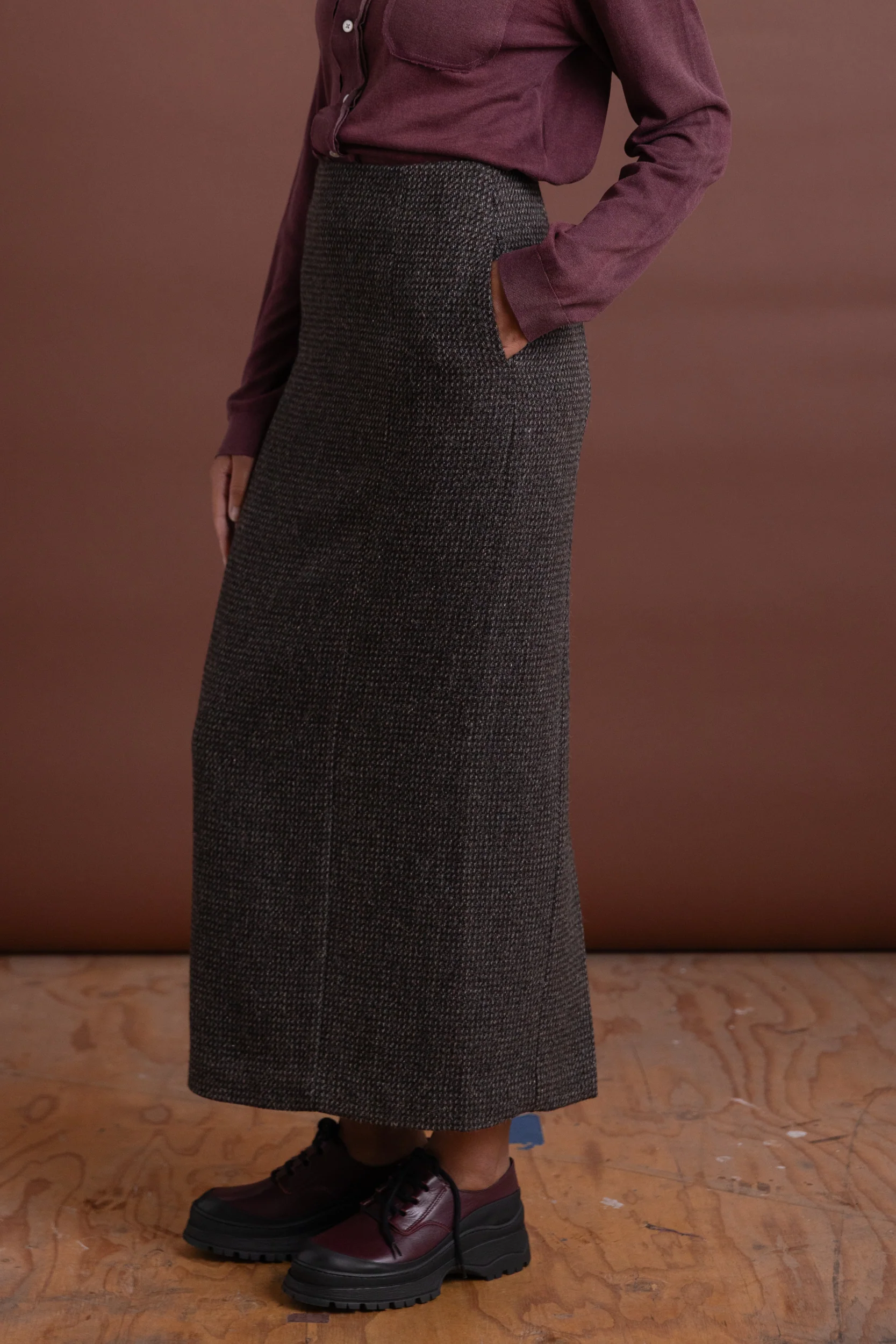 ALPACA WOOL SILK TWEED PENCIL SKIRT IN GRAY BROWN HAIRLINE WOOL - Image 6