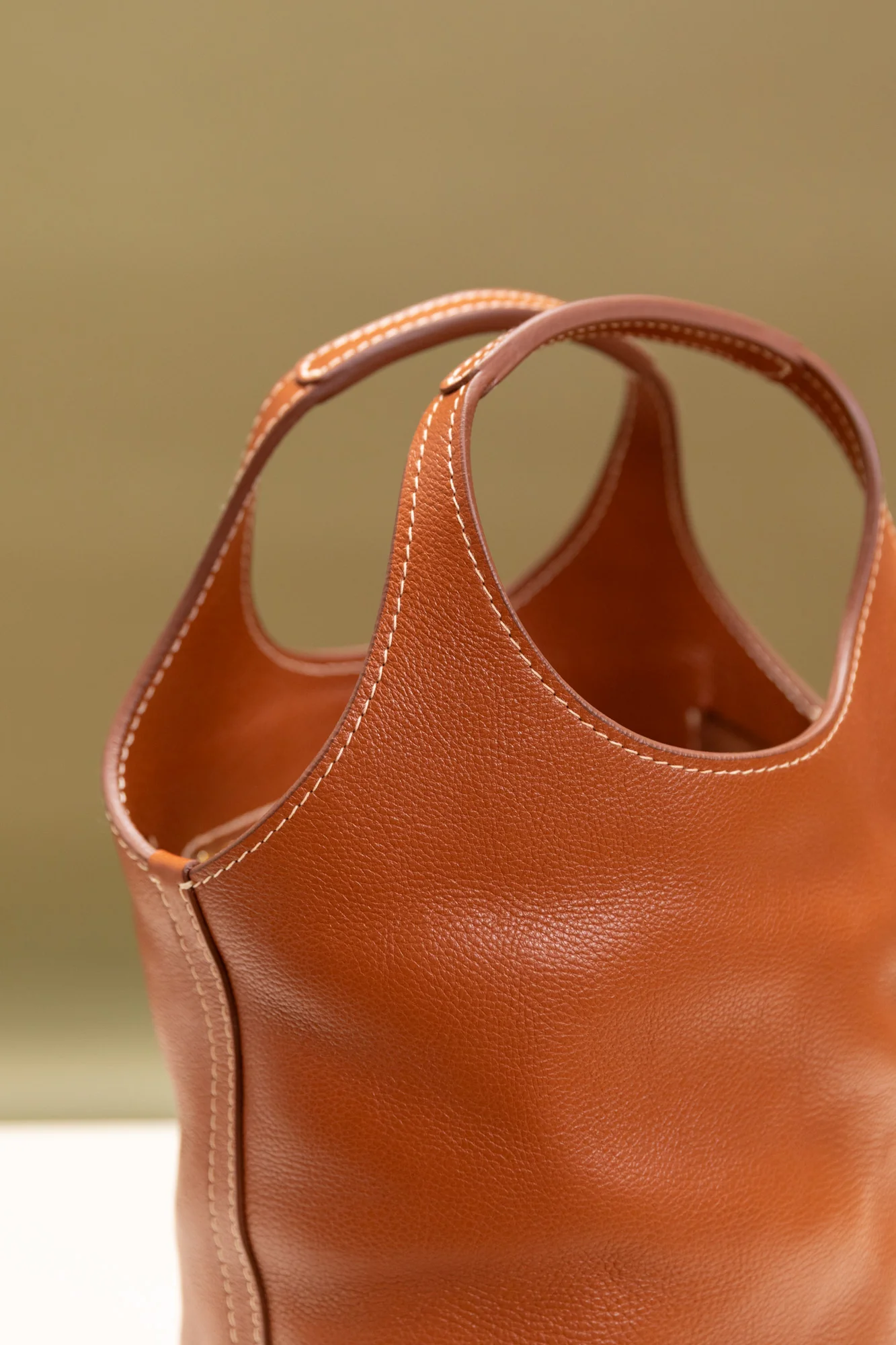 AMA IN BROWN LEATHER - Image 3