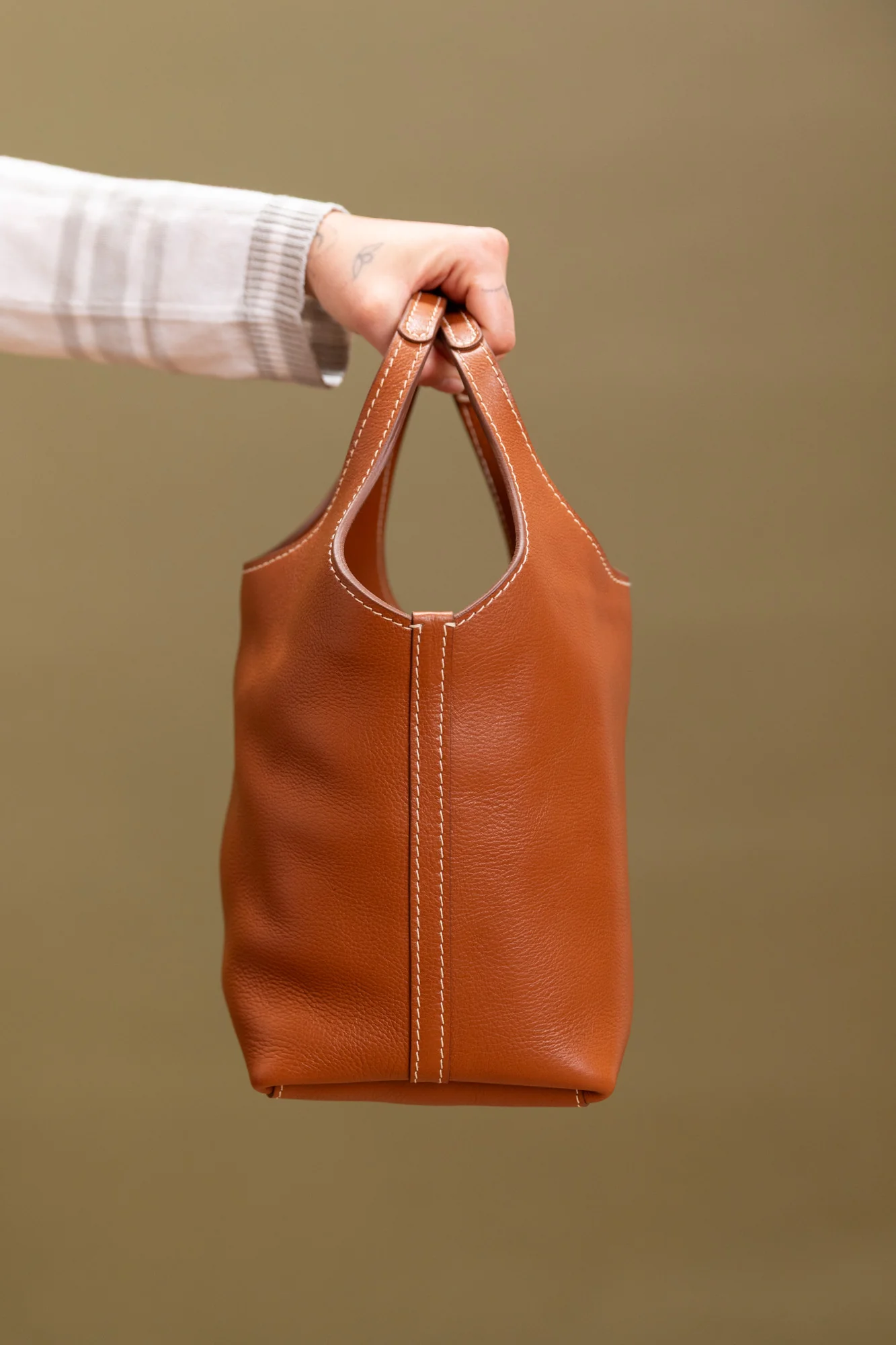 AMA IN BROWN LEATHER - Image 4