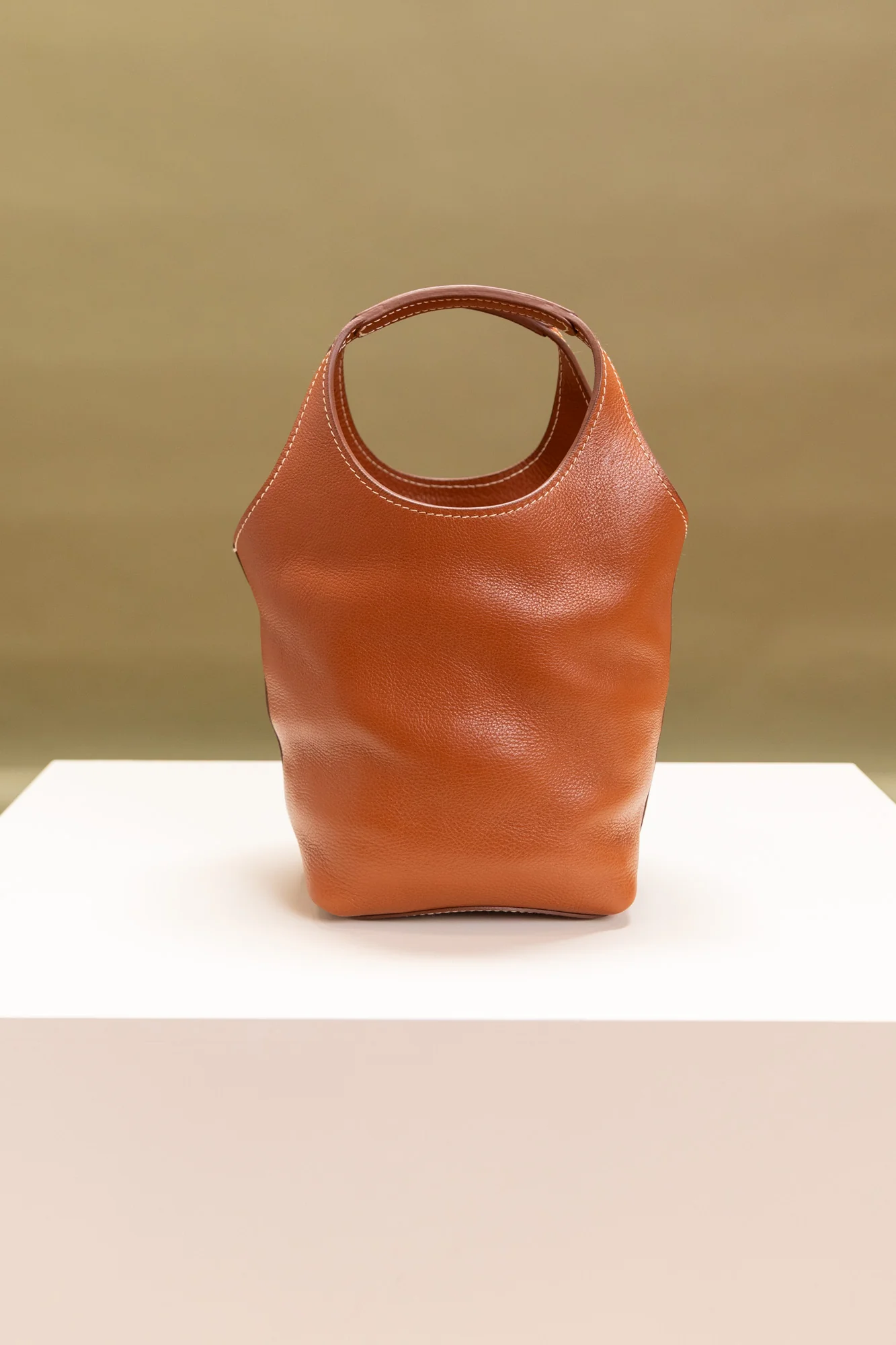 AMA IN BROWN LEATHER - Image 7