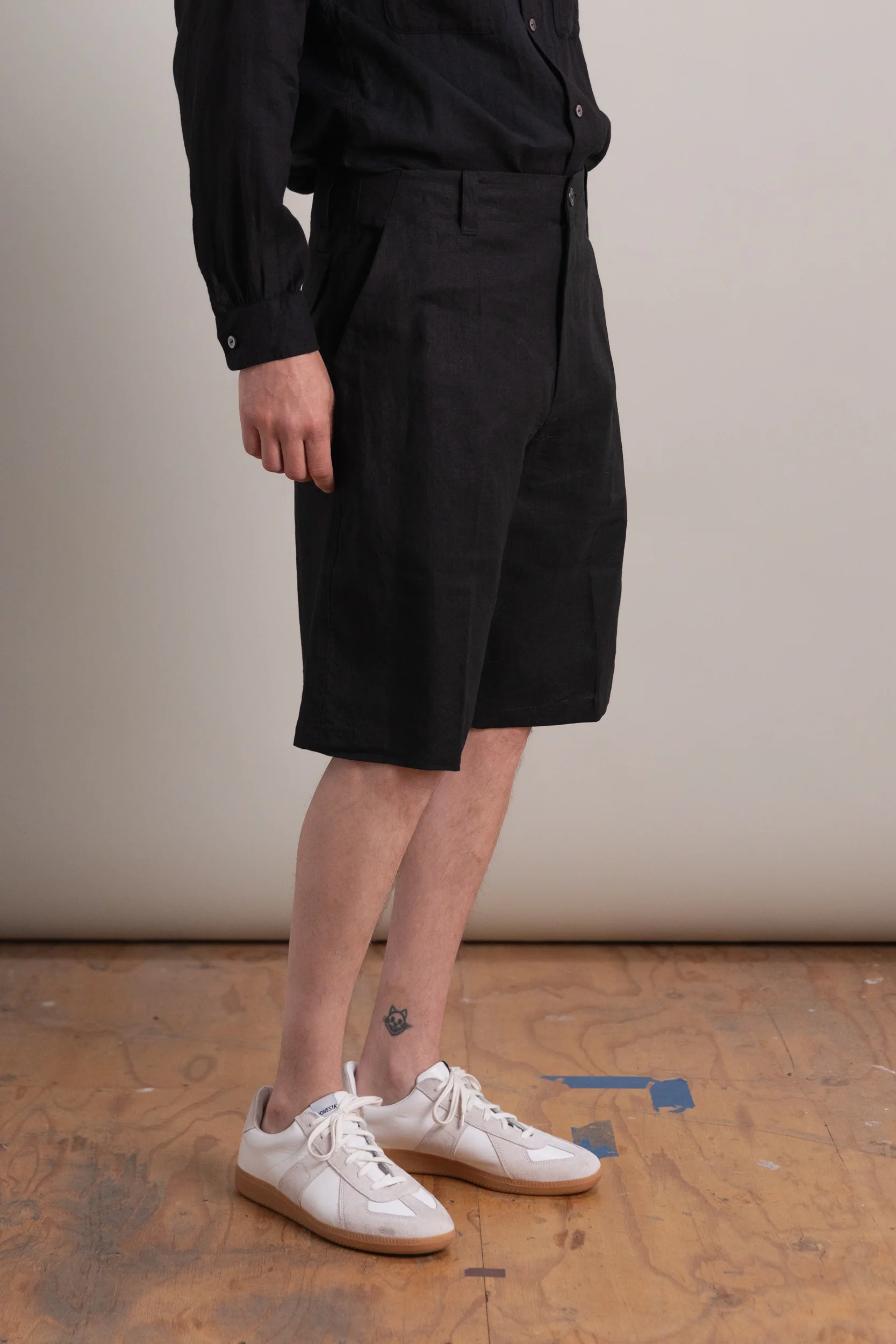 ATOLL SHORTS IN BLACK HIGH DENSITY LINEN - Image 3