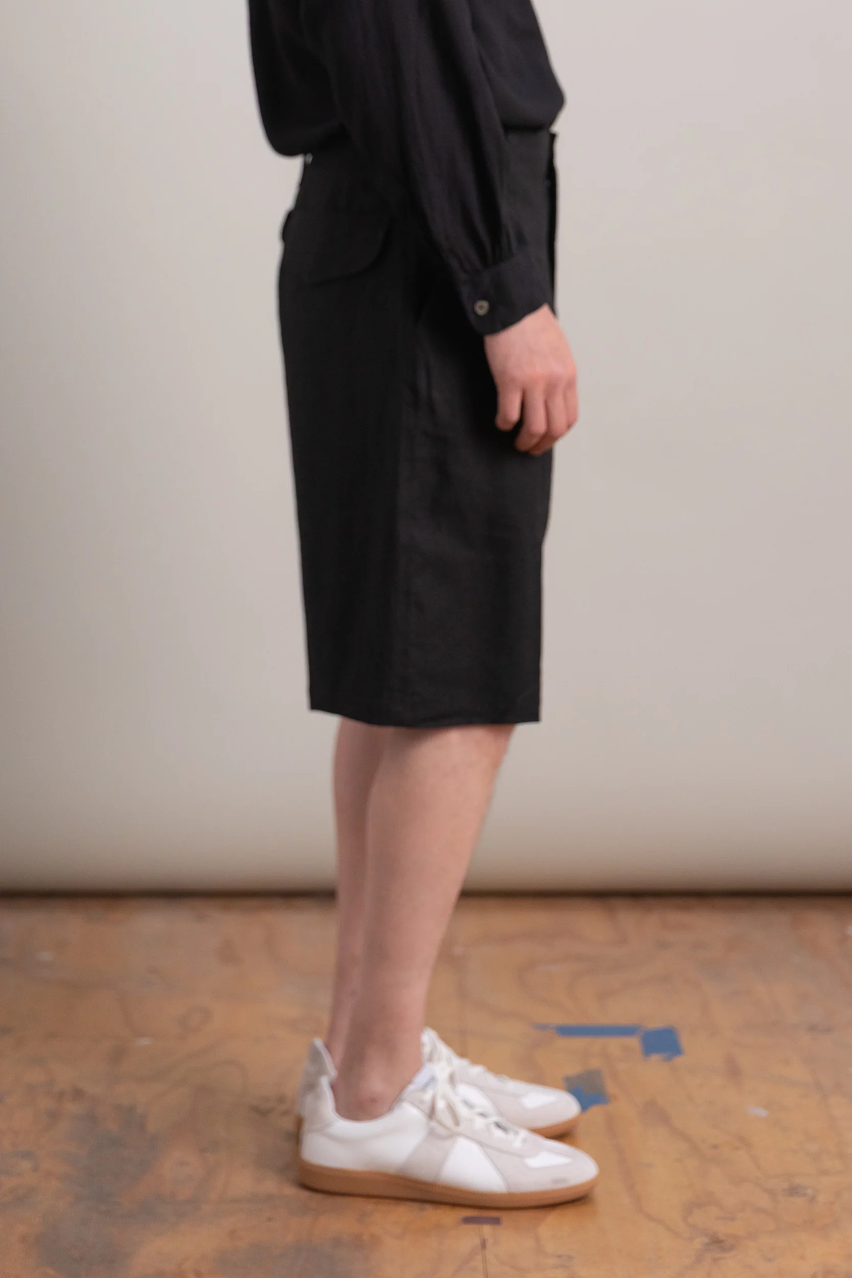 ATOLL SHORTS IN BLACK HIGH DENSITY LINEN - Image 4