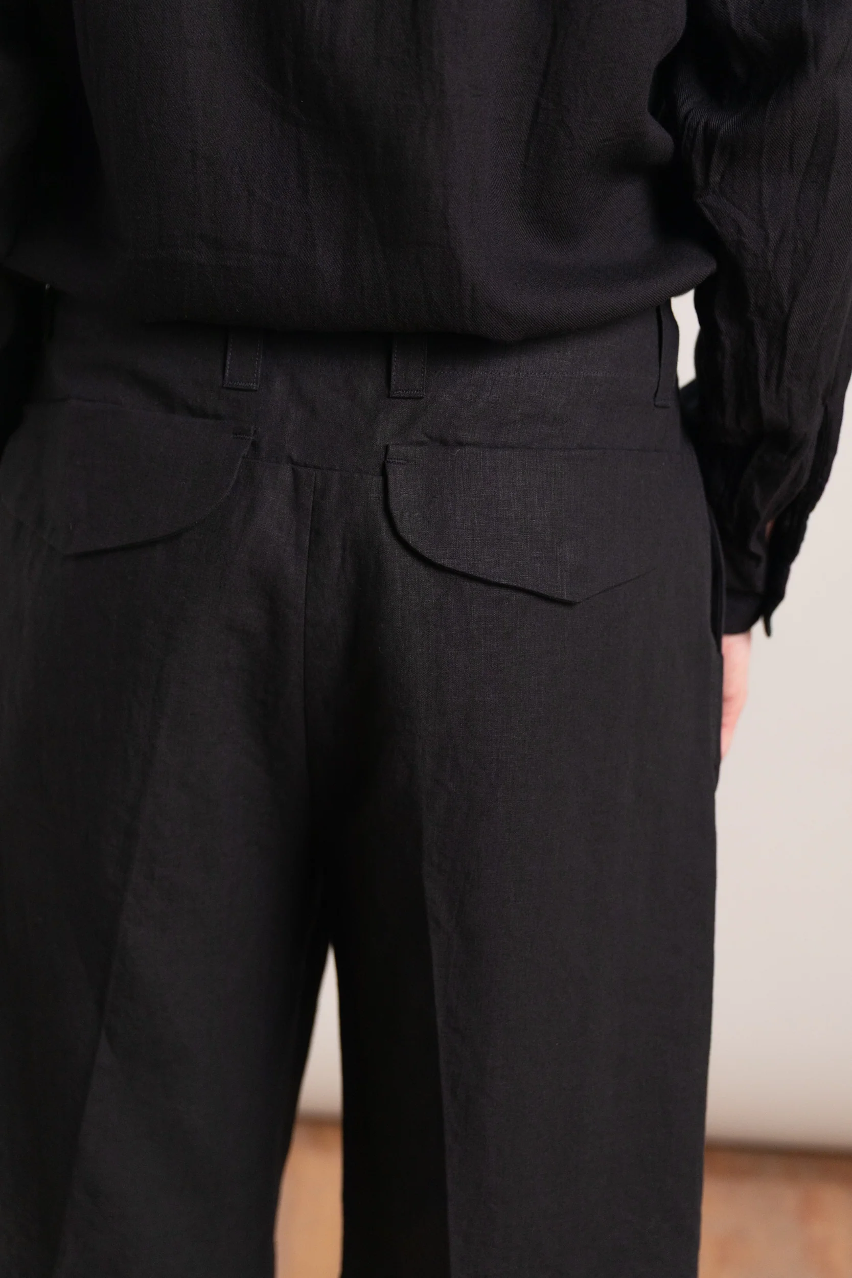 ATOLL SHORTS IN BLACK HIGH DENSITY LINEN - Image 5