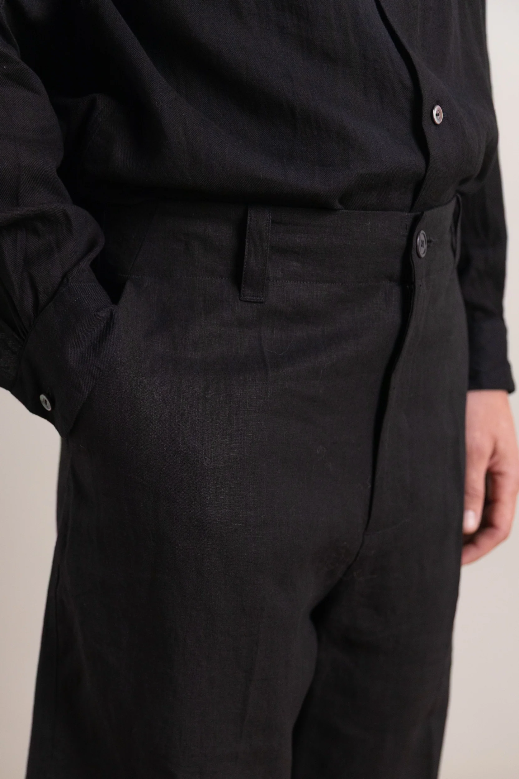 ATOLL SHORTS IN BLACK HIGH DENSITY LINEN - Image 6