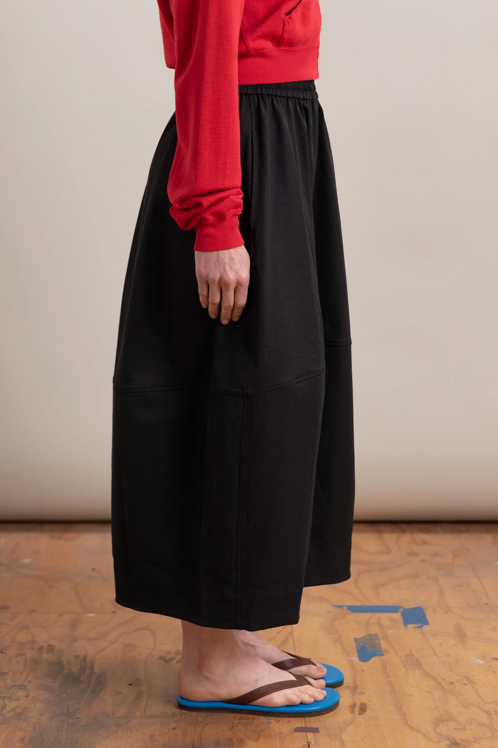 BALLOON MIDI SKIRT IN BLACK - Image 3