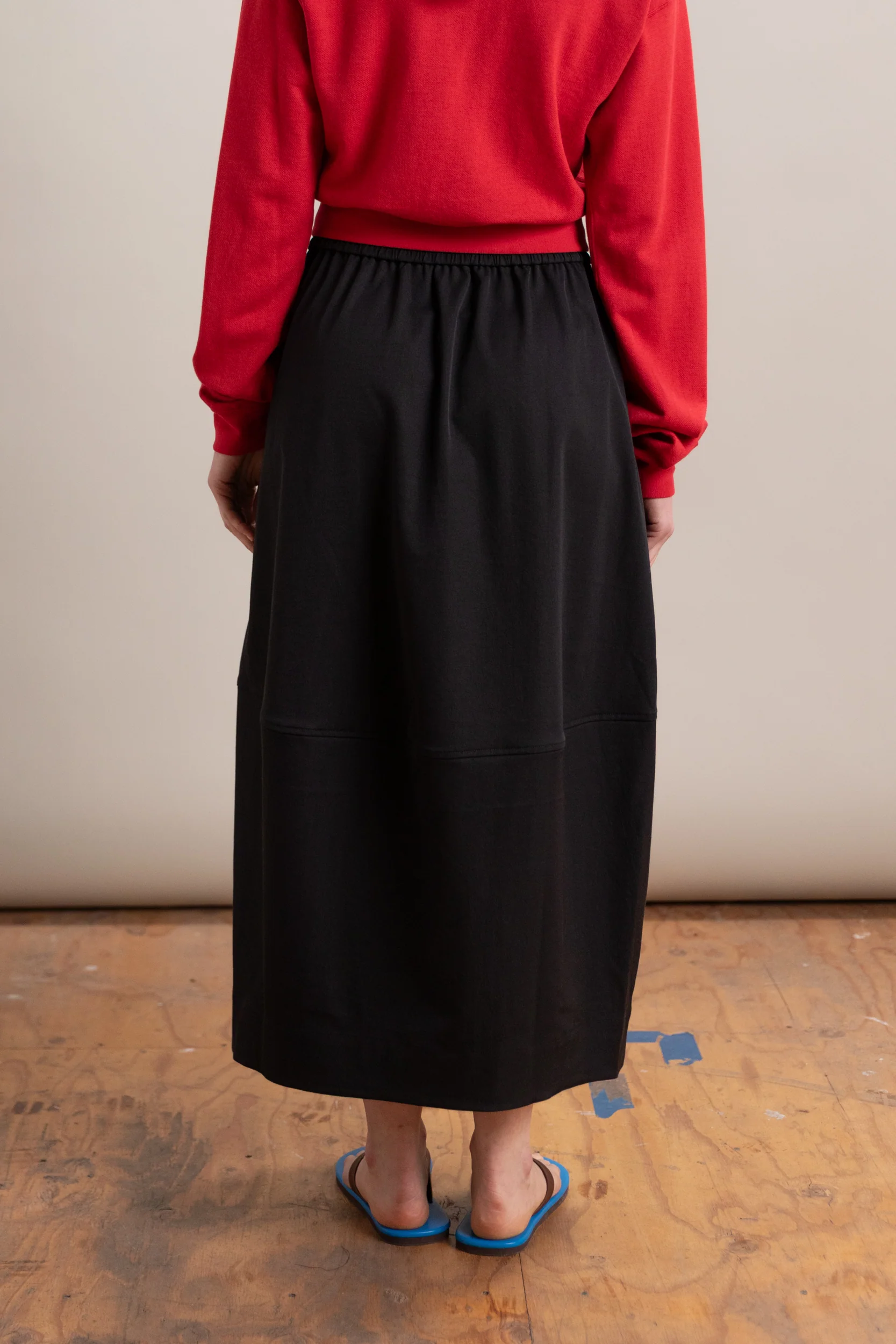 BALLOON MIDI SKIRT IN BLACK - Image 4