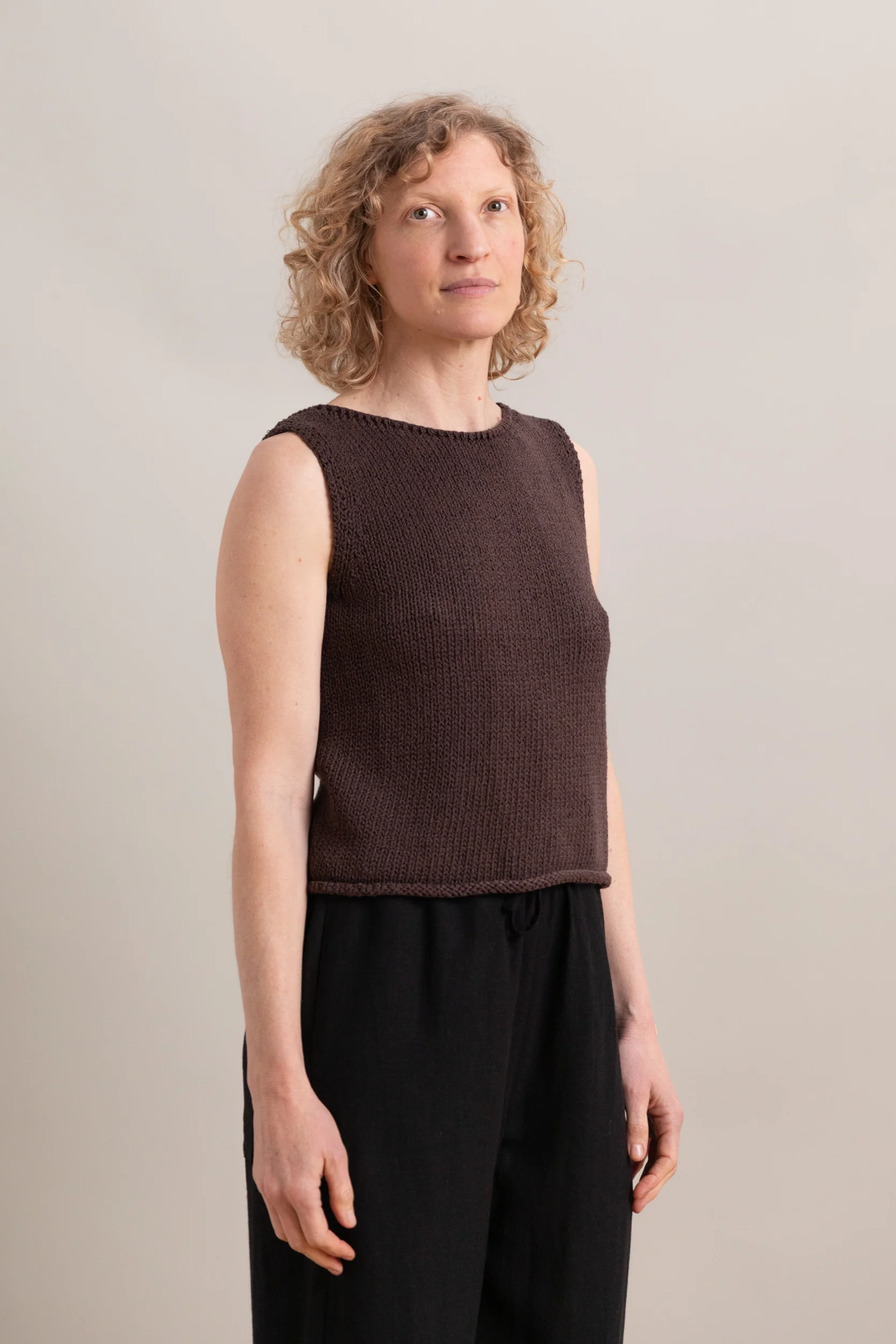 BOAT NECK KNIT TANK IN DARK BROWN - Image 4
