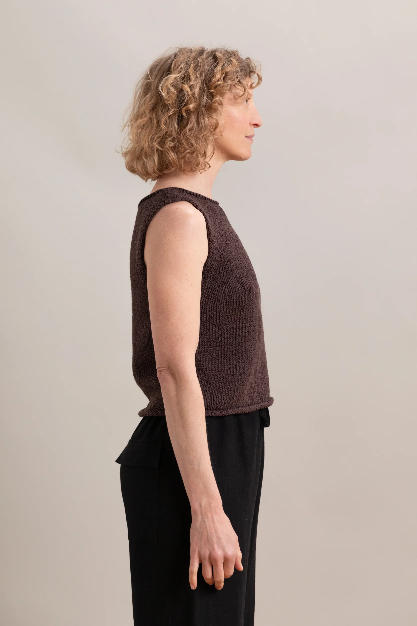 BOAT NECK KNIT TANK IN DARK BROWN - Image 5