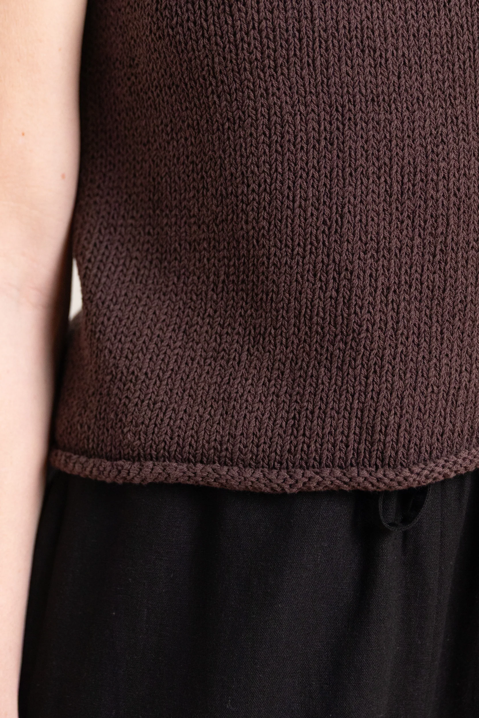 BOAT NECK KNIT TANK IN DARK BROWN - Image 7