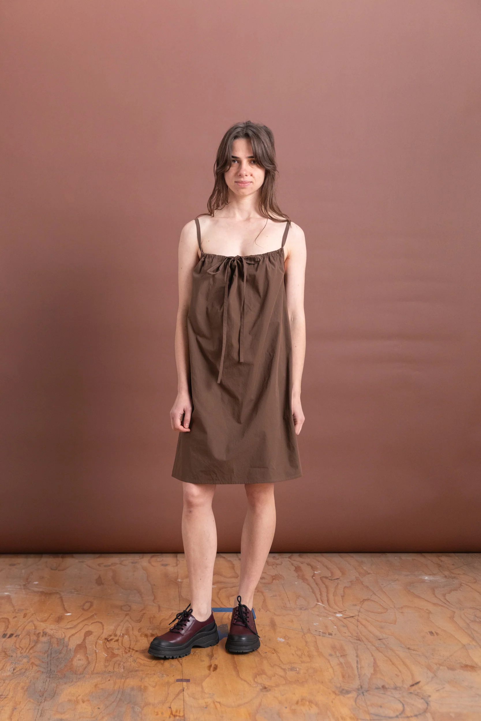 BOW DRESS IN CHOCOLATE COTTON POPLIN - Image 2