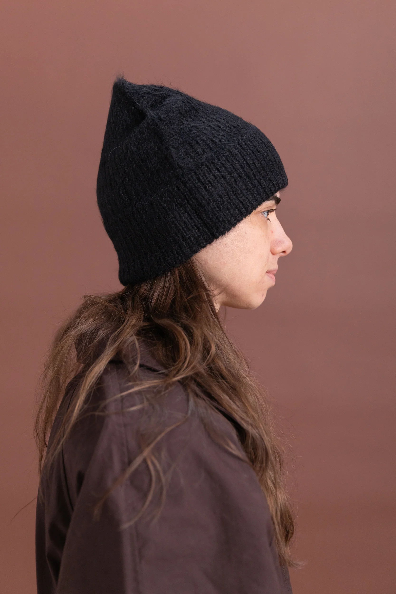 BRUSHED RIB HAT IN BLACK - Image 3