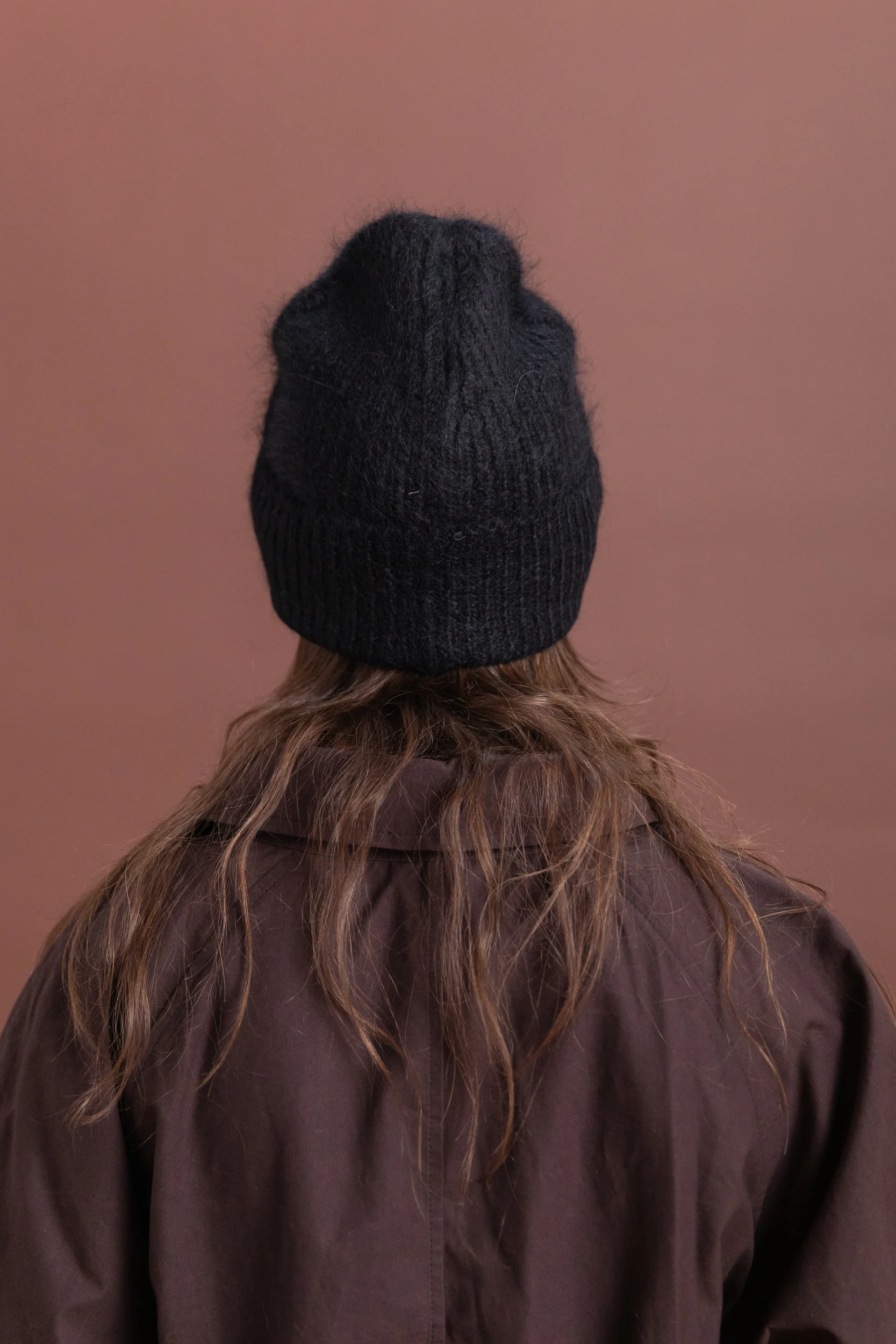 BRUSHED RIB HAT IN BLACK - Image 4