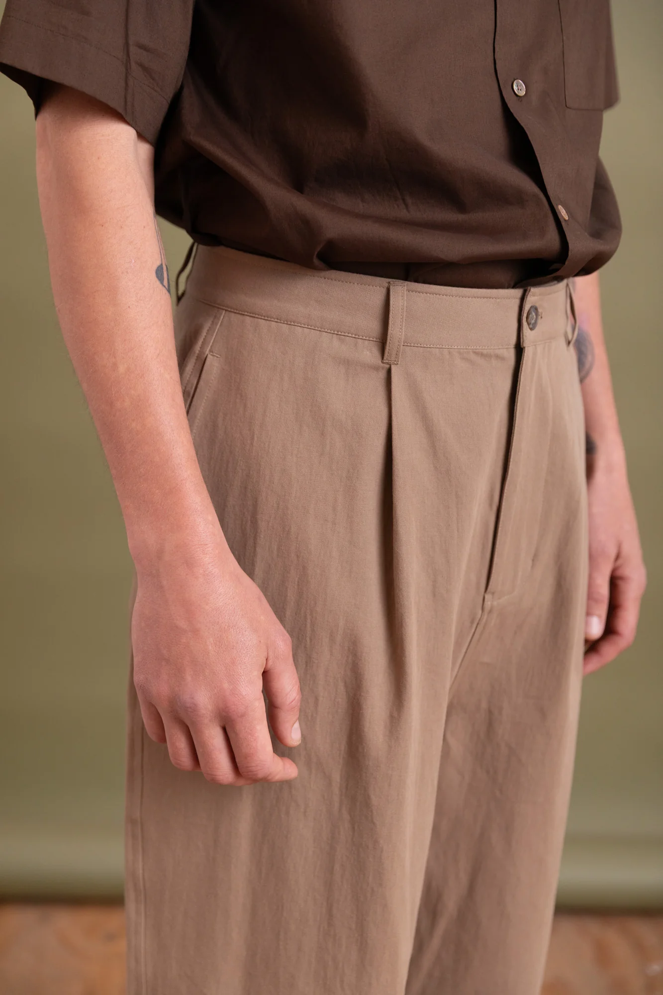 BULB PANT IN DARK KHAKI - Image 7