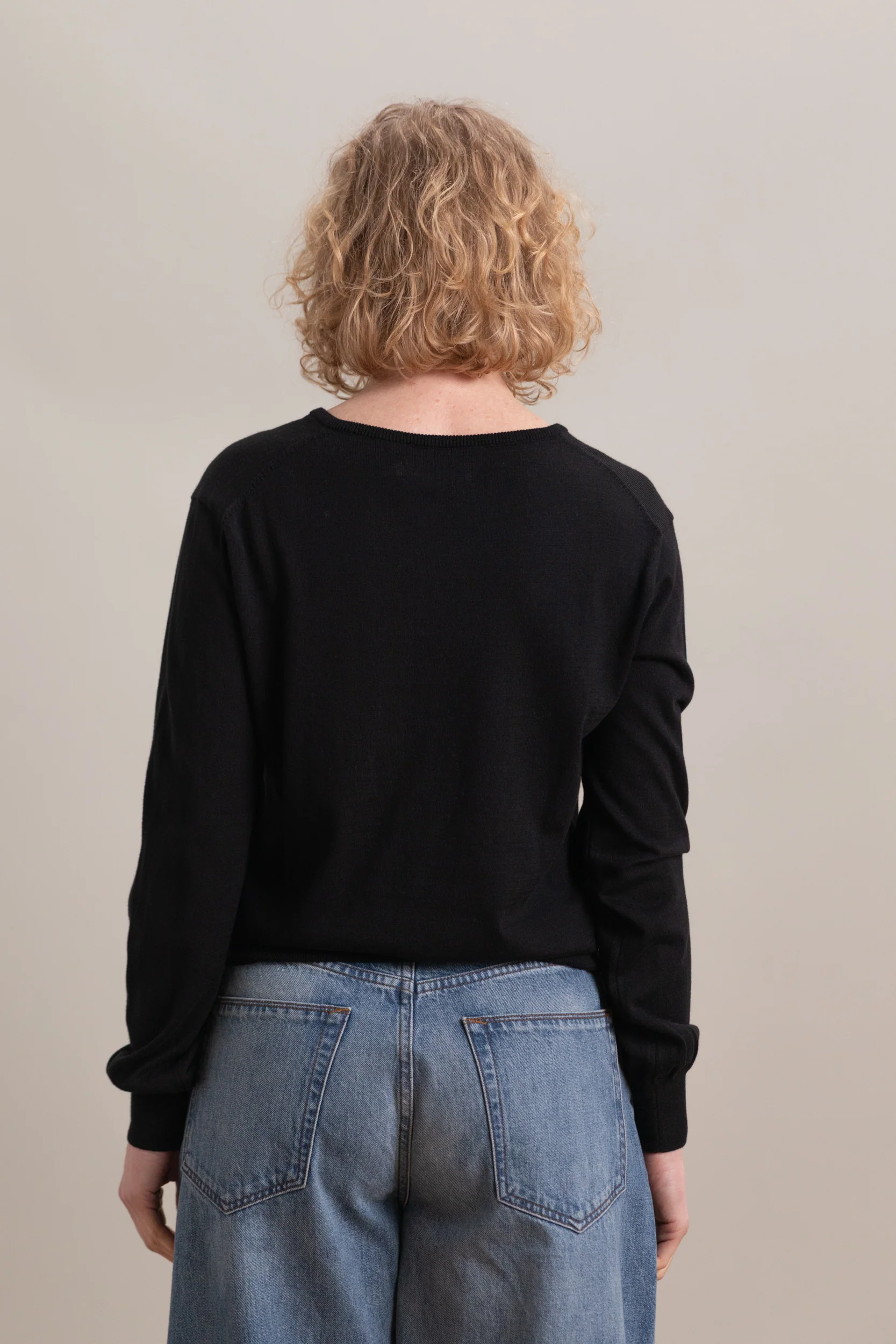 COTTON BLEND V NECK KNIT TOP IN BLACK - Image 4