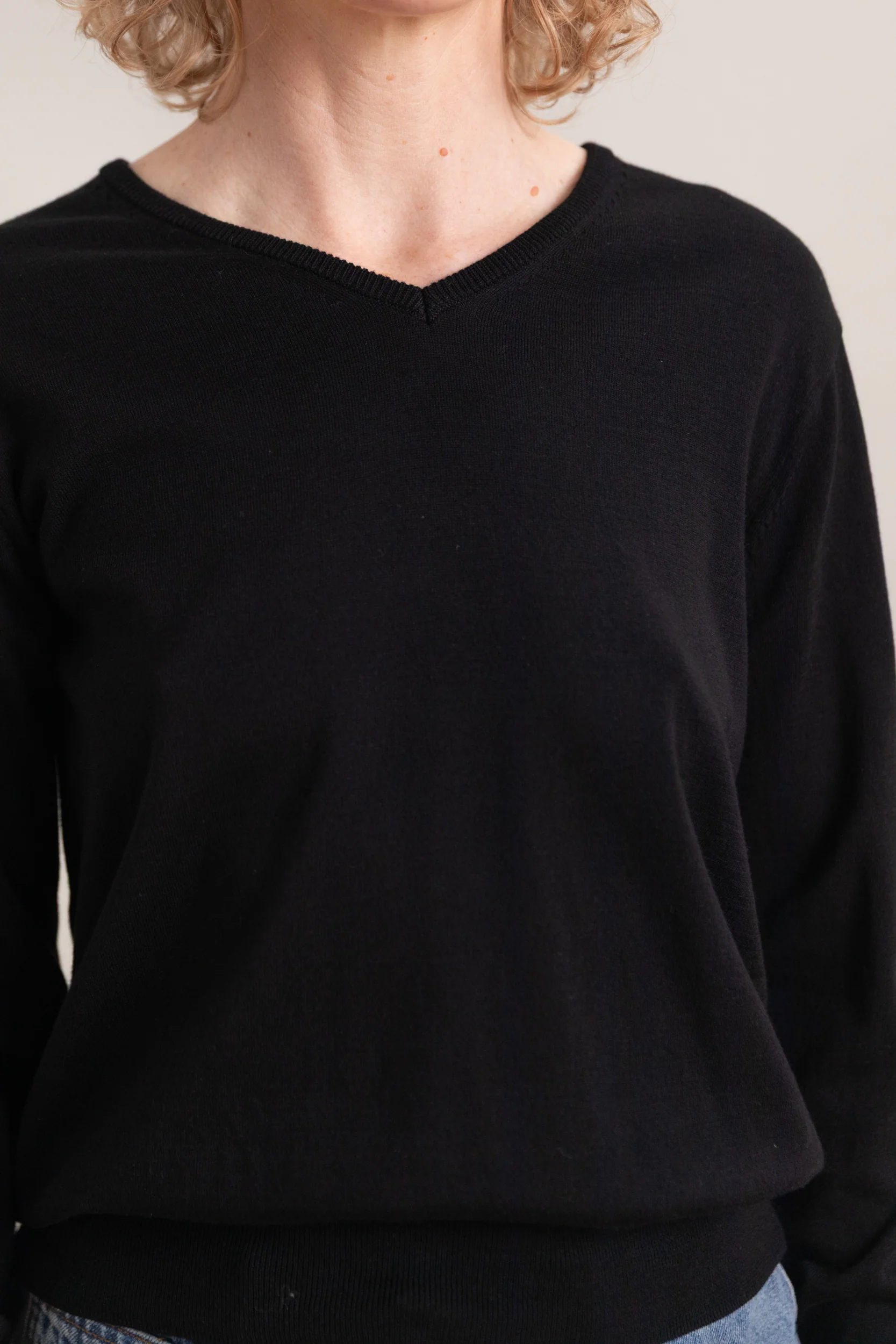 COTTON BLEND V NECK KNIT TOP IN BLACK - Image 5