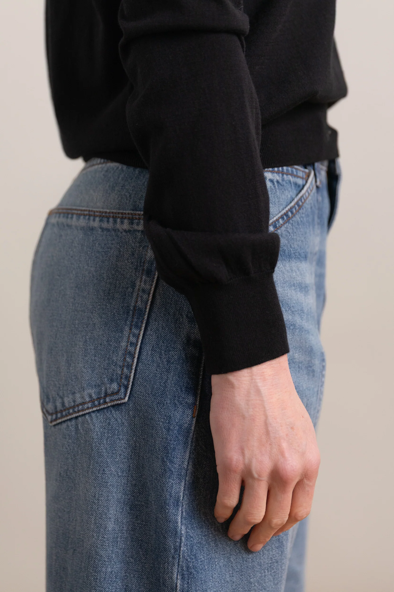 COTTON BLEND V NECK KNIT TOP IN BLACK - Image 7