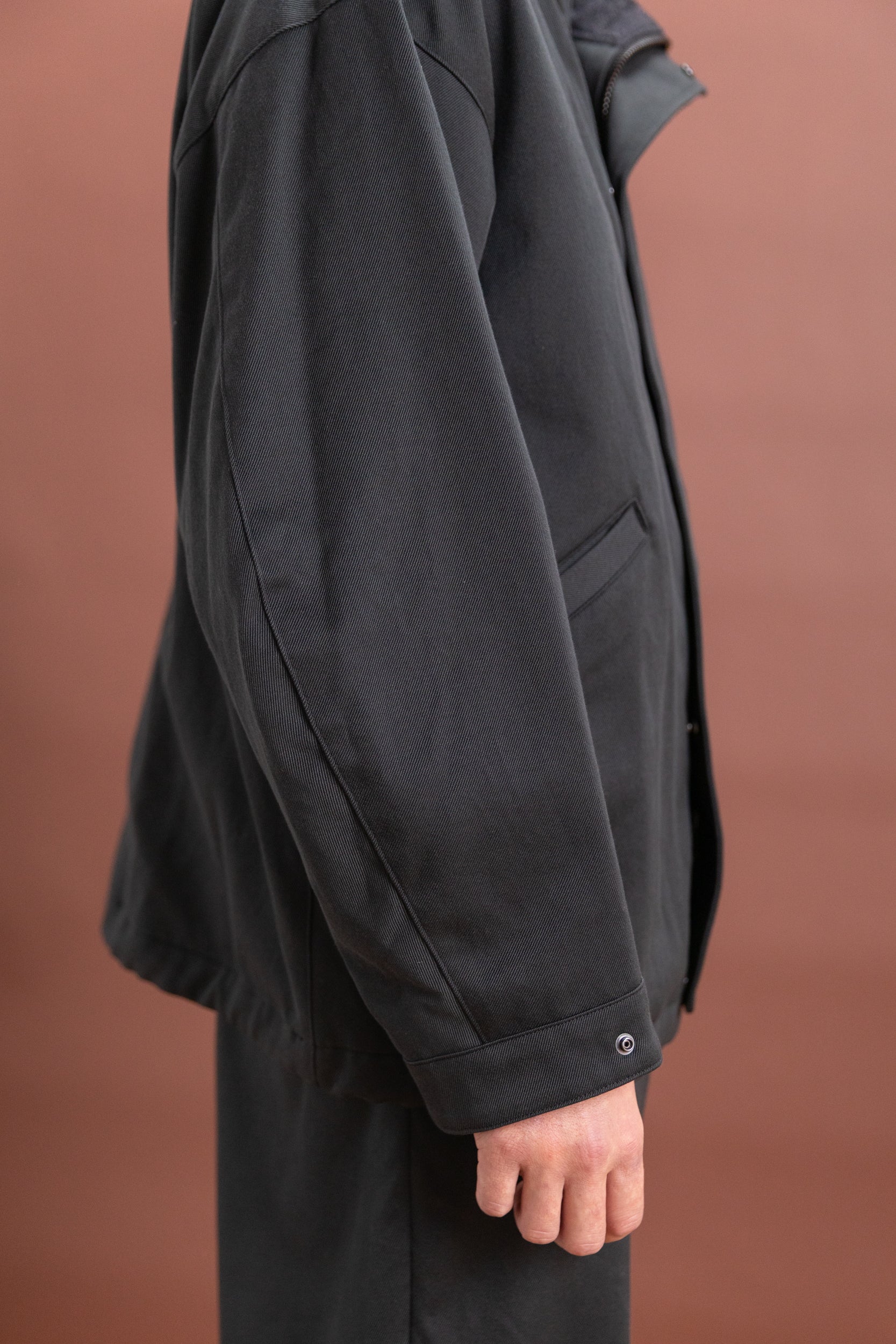 COTTON DRILL SHORT MIL COAT IN BLACK - Image 3