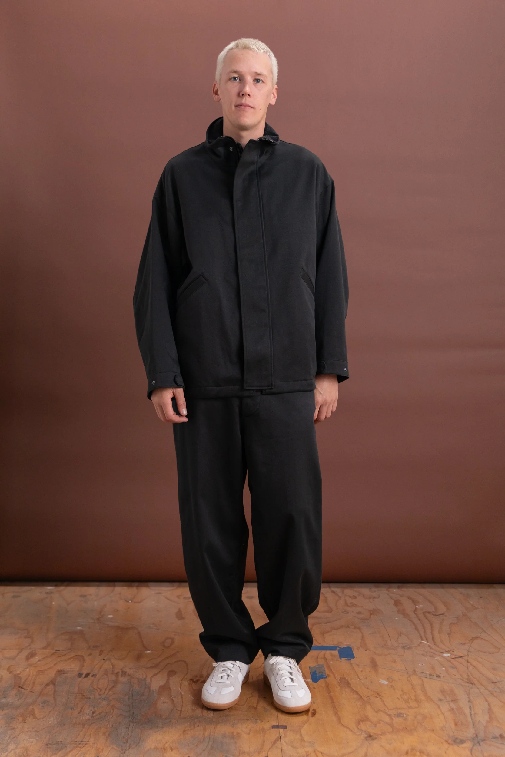 COTTON DRILL SHORT MIL COAT IN BLACK - Image 4