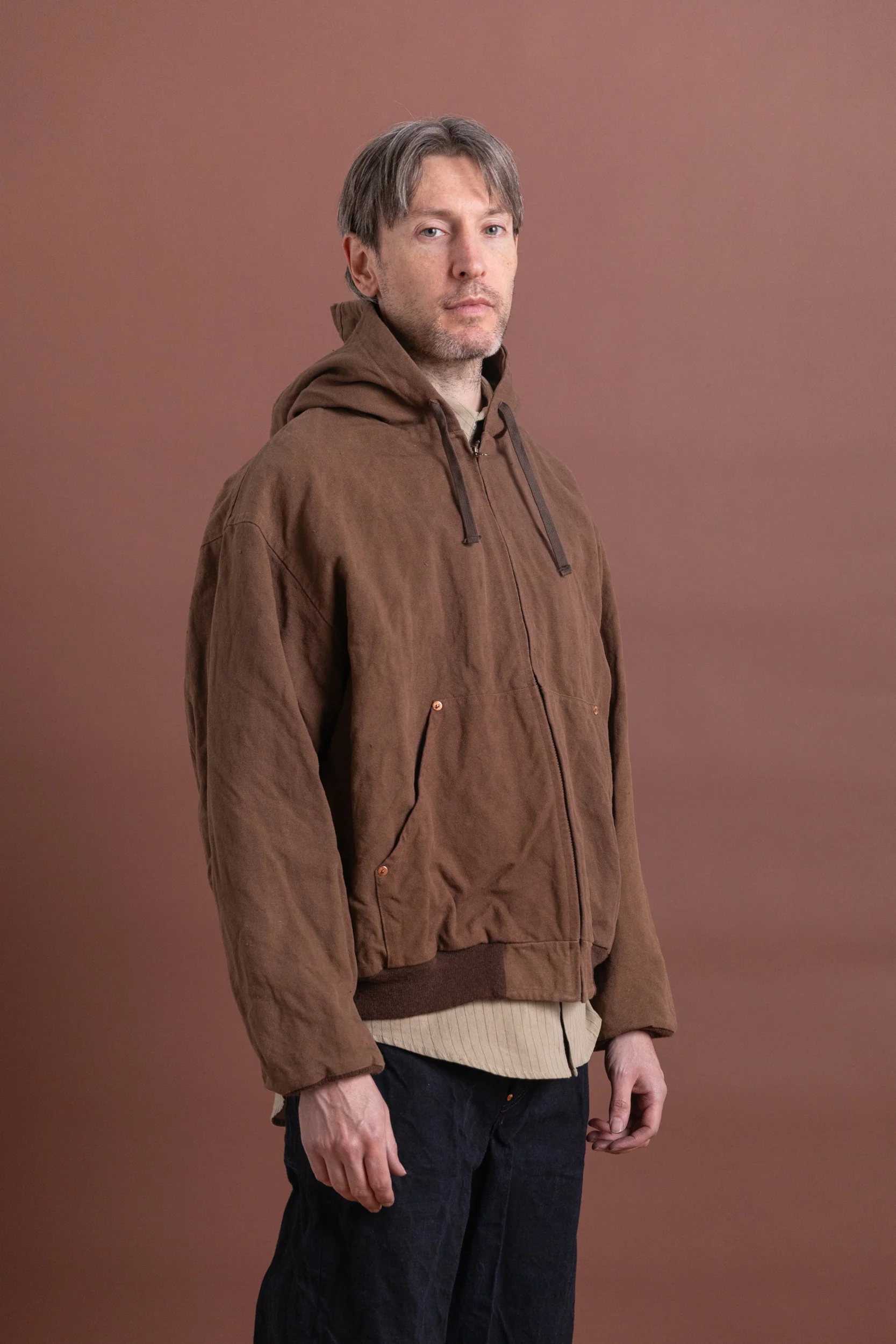 COTTON HEMP HOODY JACKET IN KAKISHIBU - Image 4