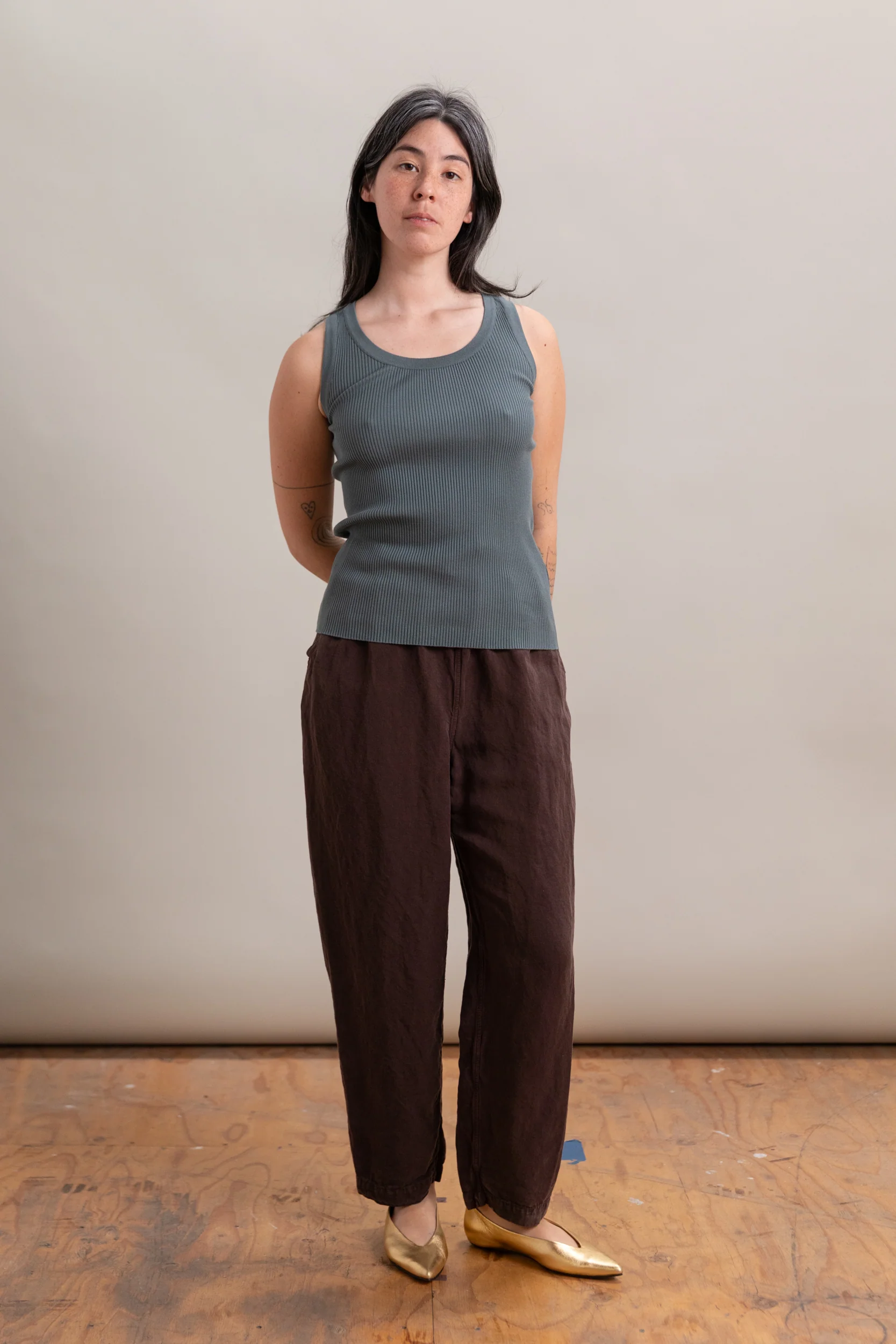 COTTON HIGH GAUGE RIB KNIT TANK TOP IN SAGE GRAY - Image 3
