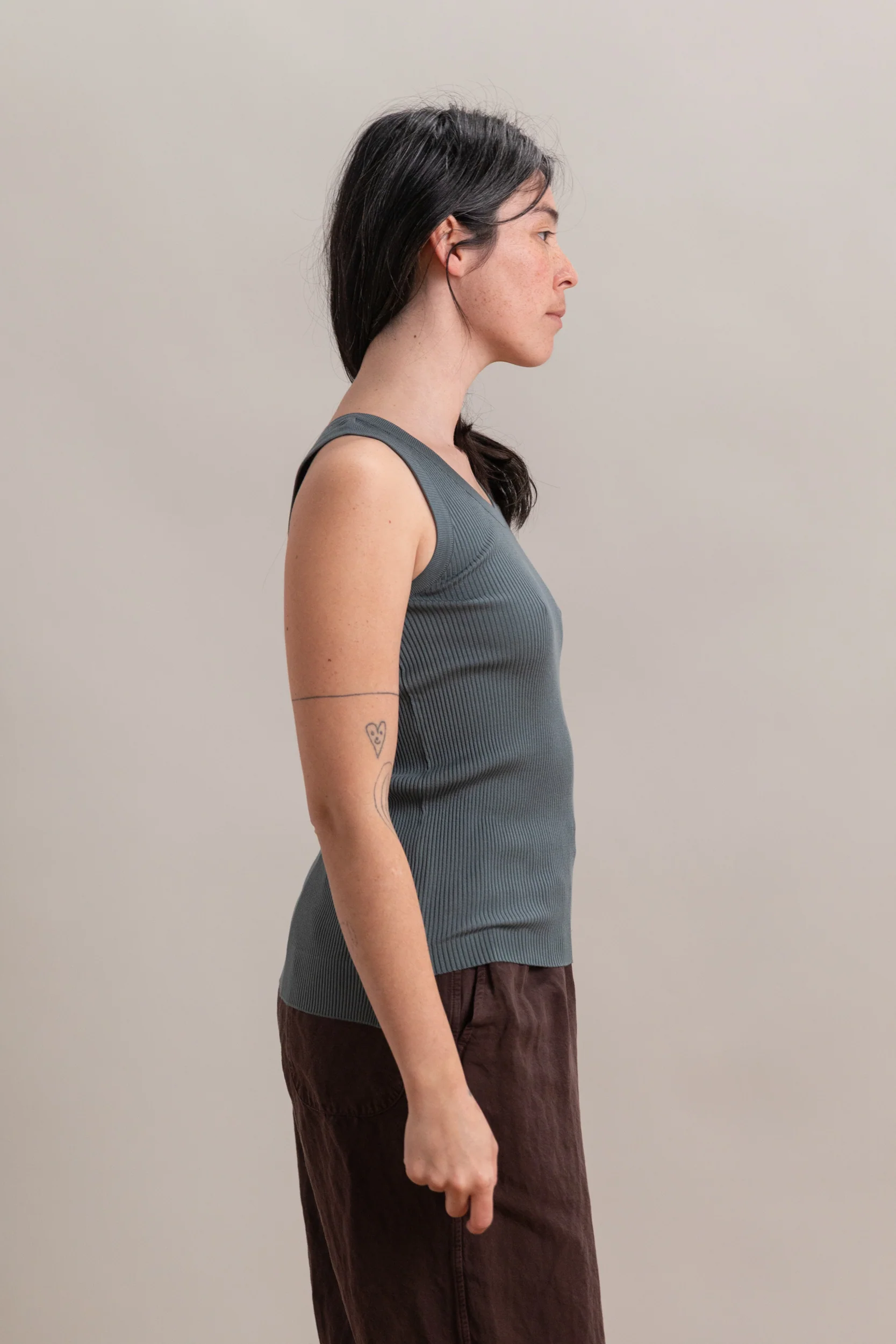 COTTON HIGH GAUGE RIB KNIT TANK TOP IN SAGE GRAY - Image 4