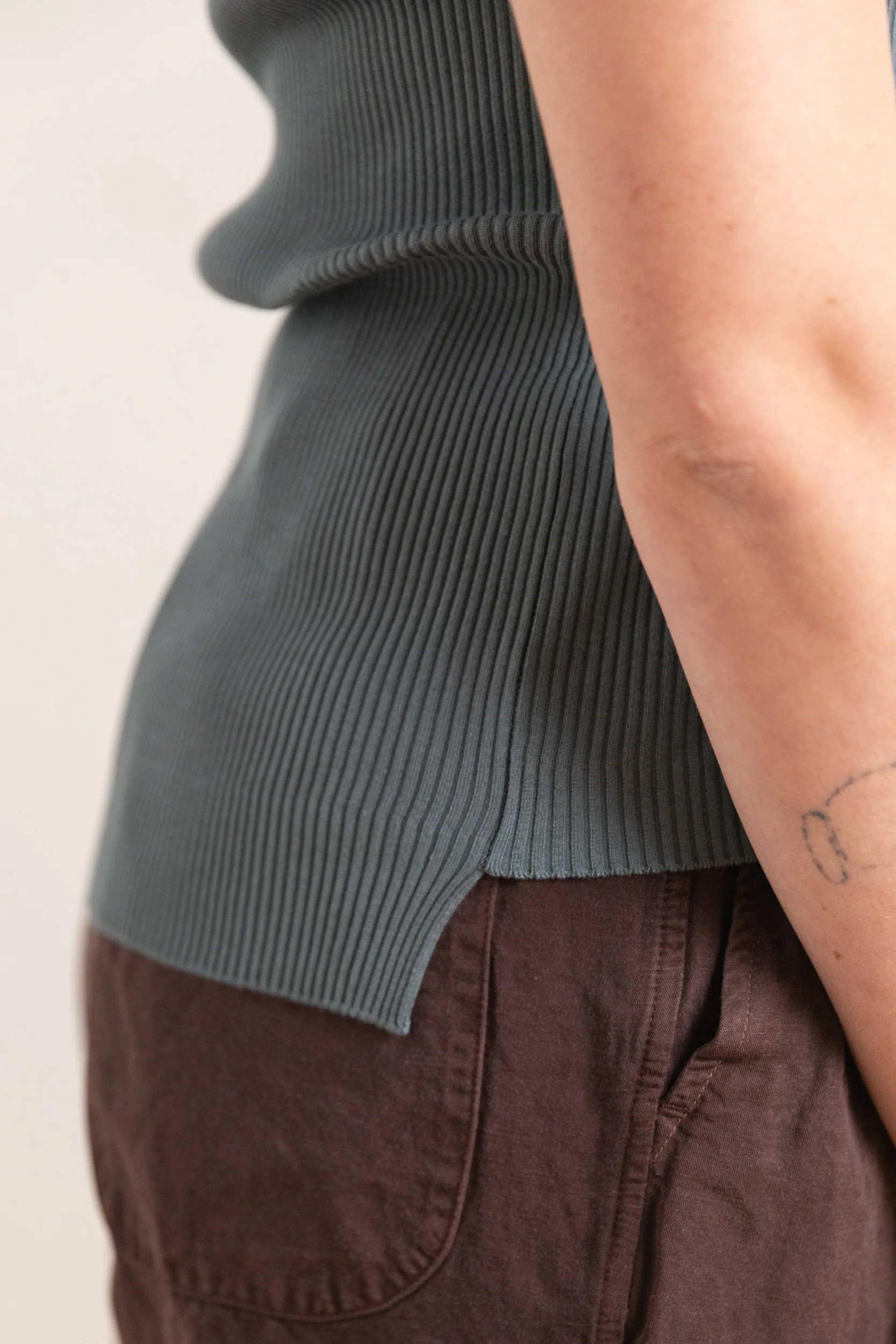 COTTON HIGH GAUGE RIB KNIT TANK TOP IN SAGE GRAY - Image 5