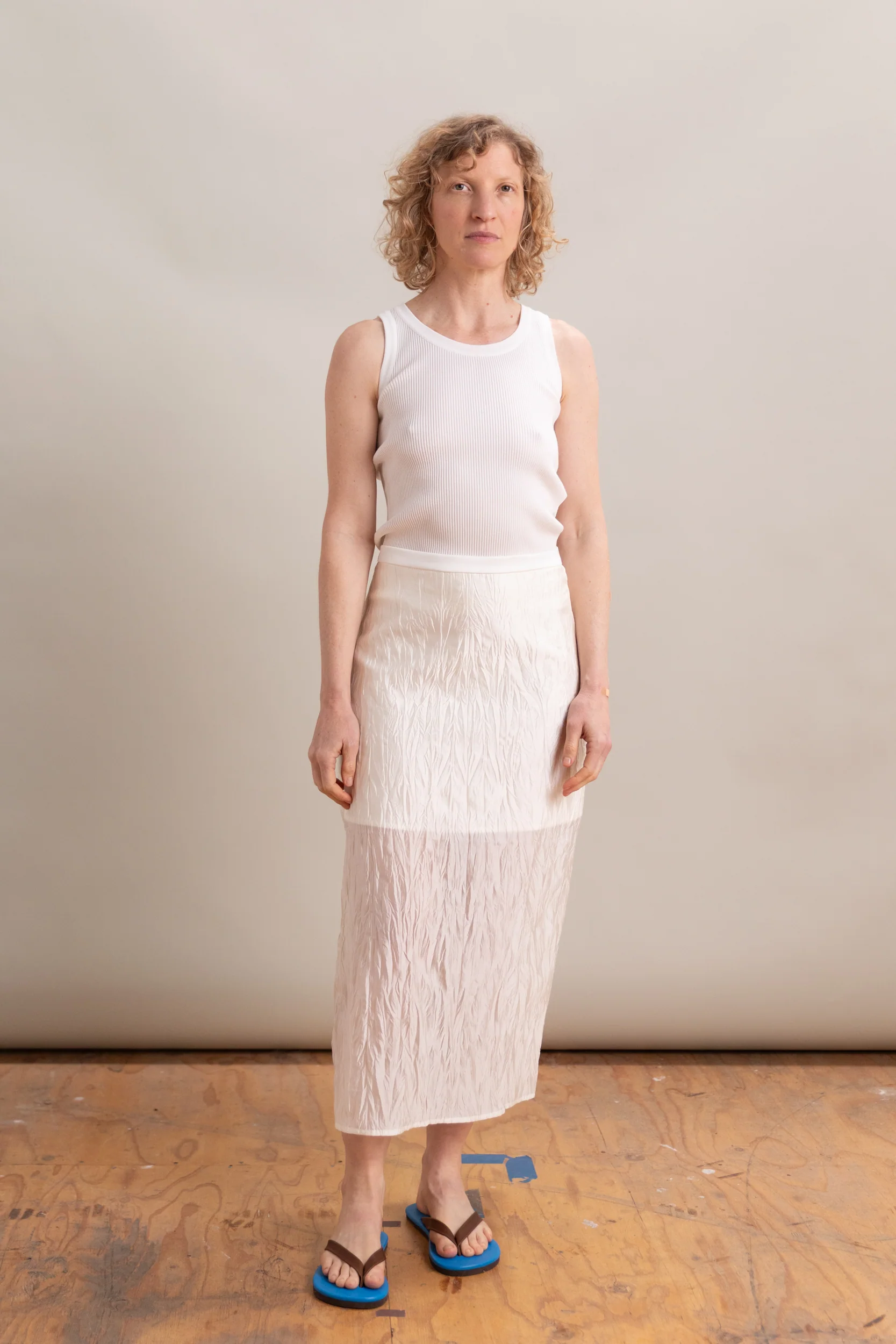 CRINKLED MIDI SKIRT IN IVORY