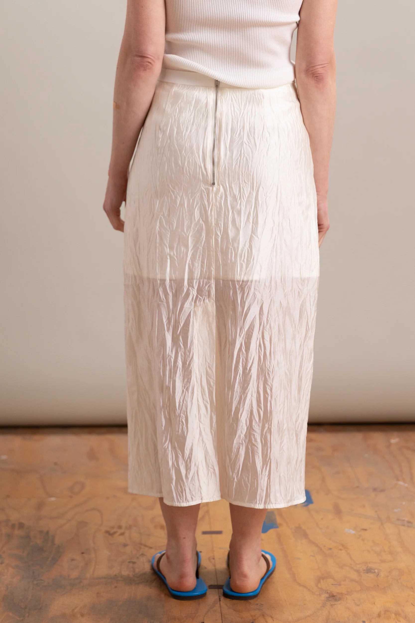 CRINKLED MIDI SKIRT IN IVORY - Image 5