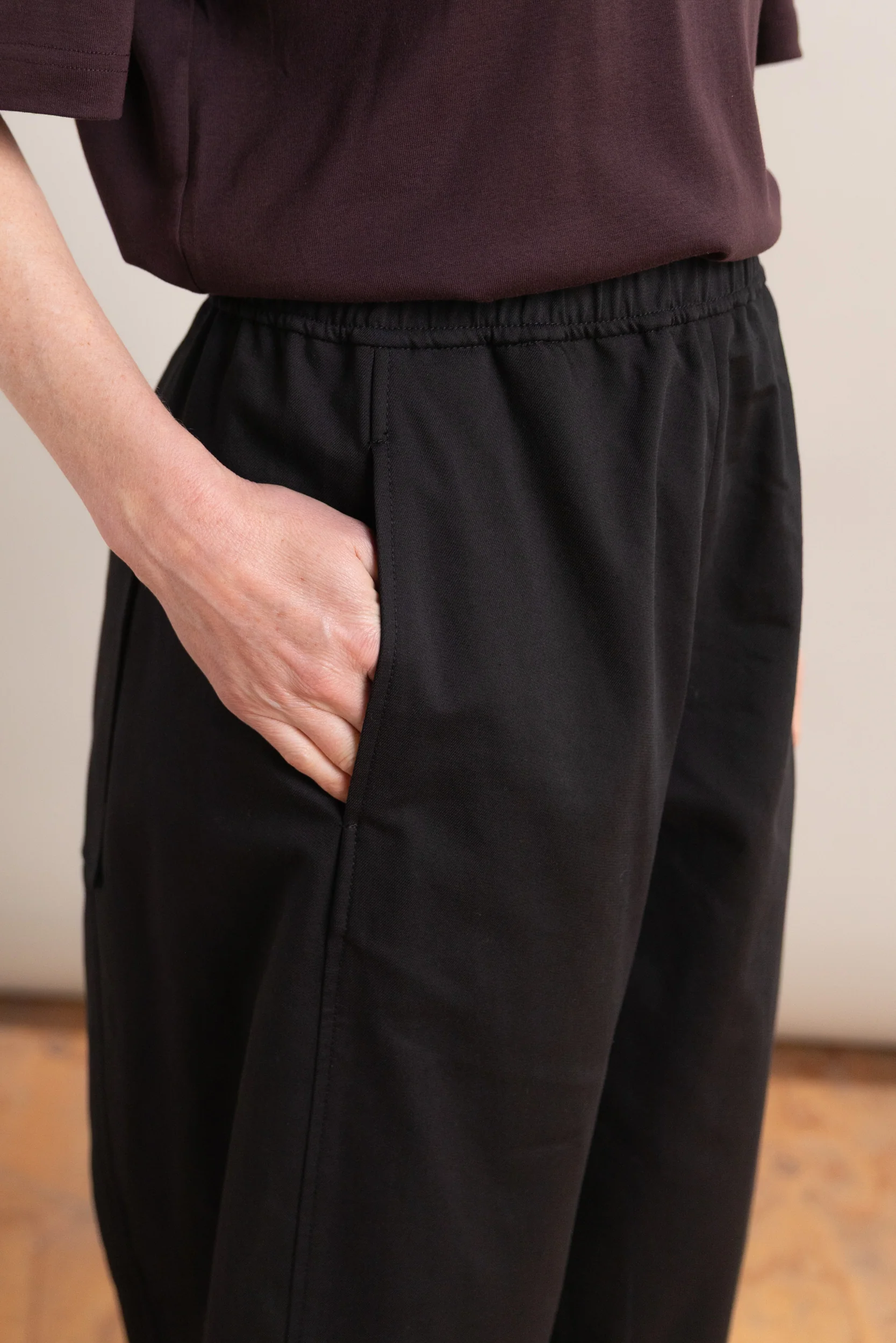 CROPPED BALLOON PANTS IN BLACK - Image 5