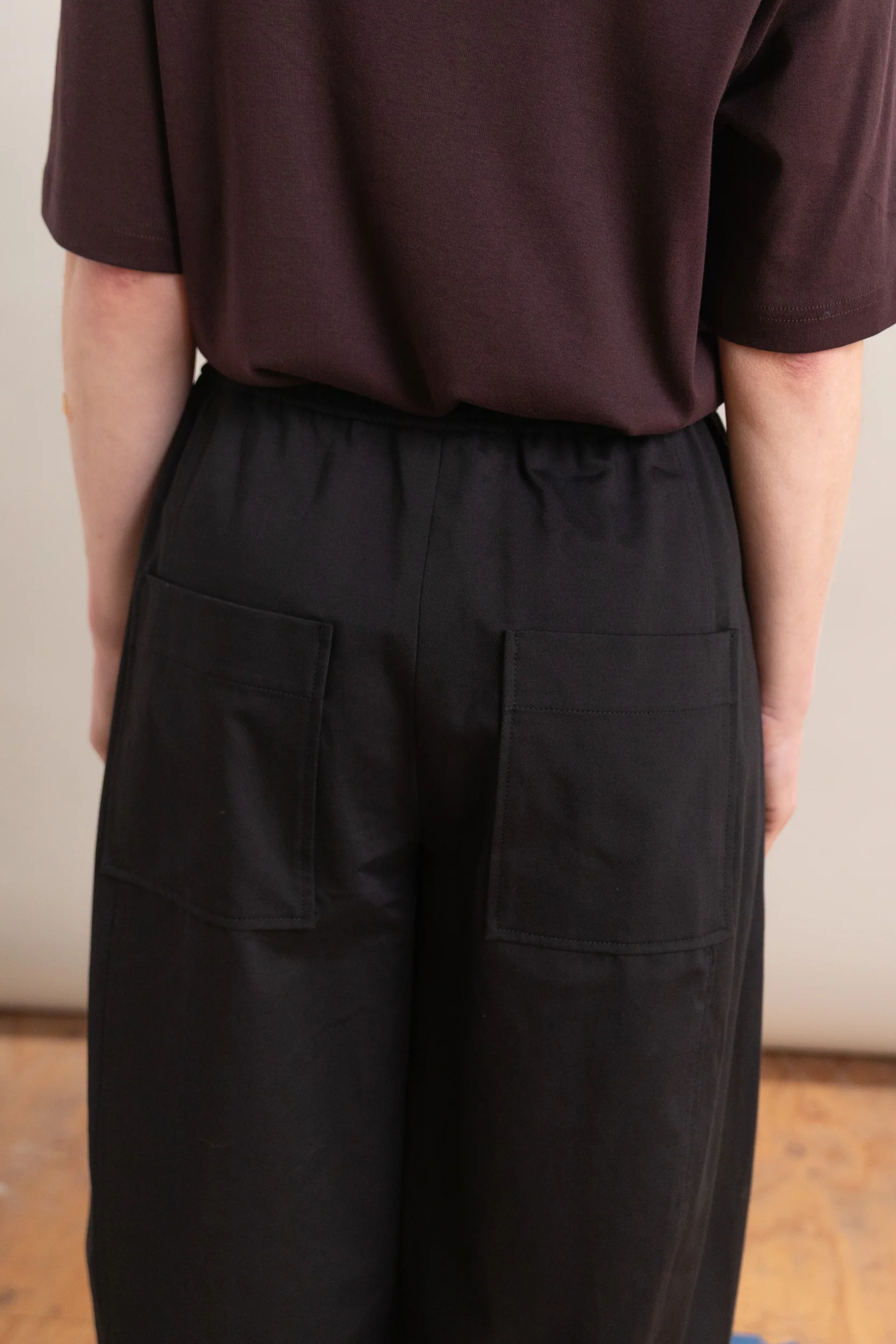 CROPPED BALLOON PANTS IN BLACK - Image 6