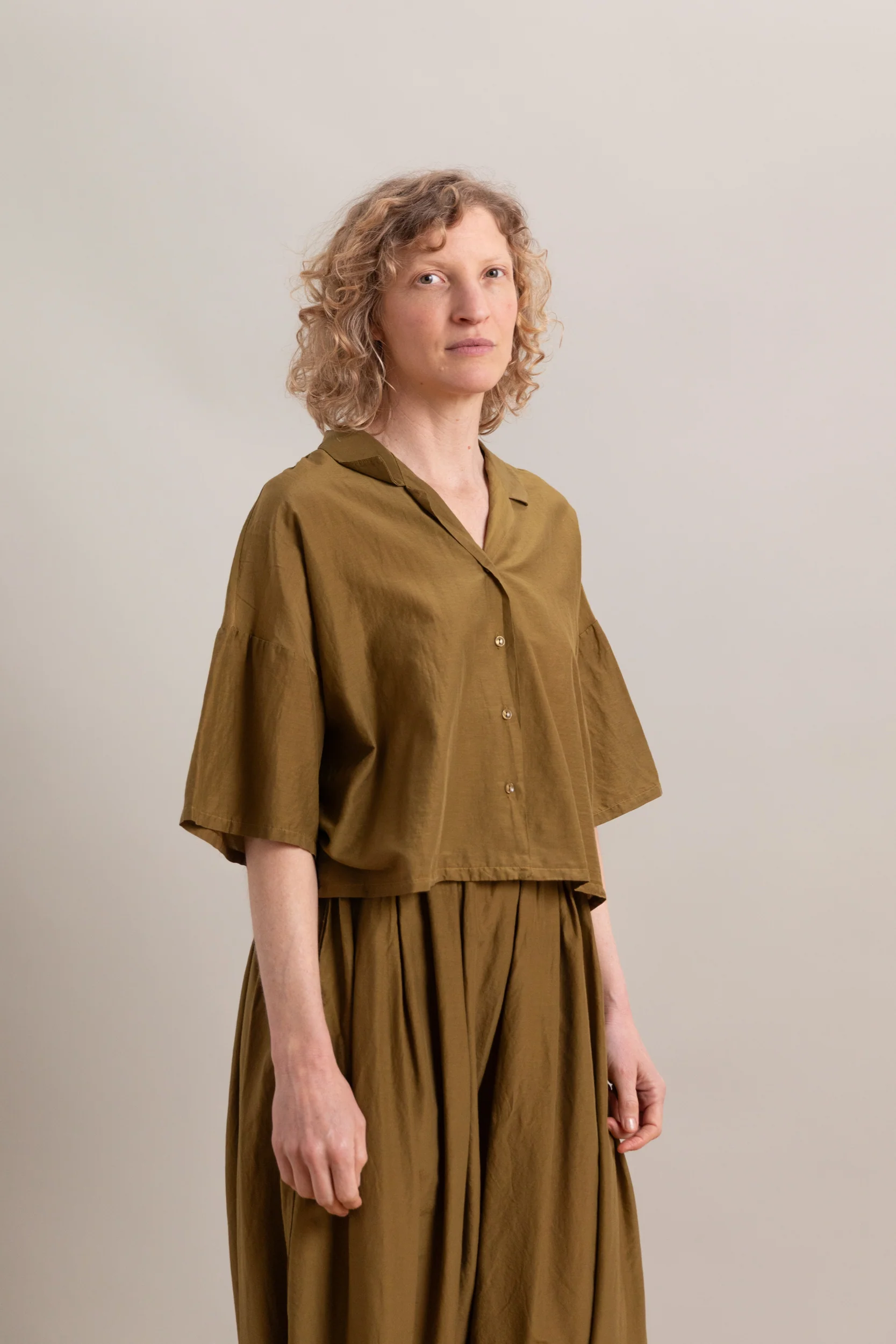CROPPED SHIRT IN DARK OLIVE - Image 3