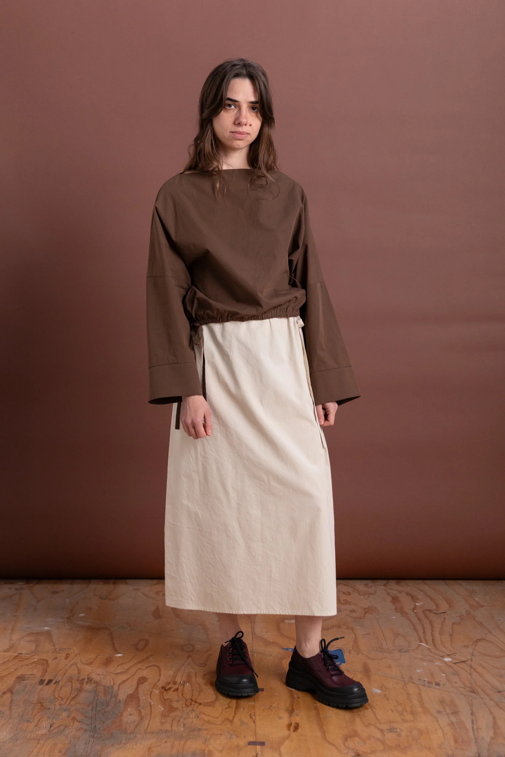CUFF TOP IN CHOCOLATE COTTON POPLIN - Image 2