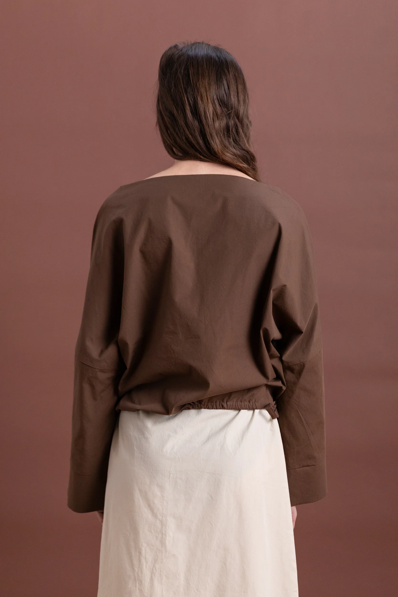 CUFF TOP IN CHOCOLATE COTTON POPLIN - Image 5