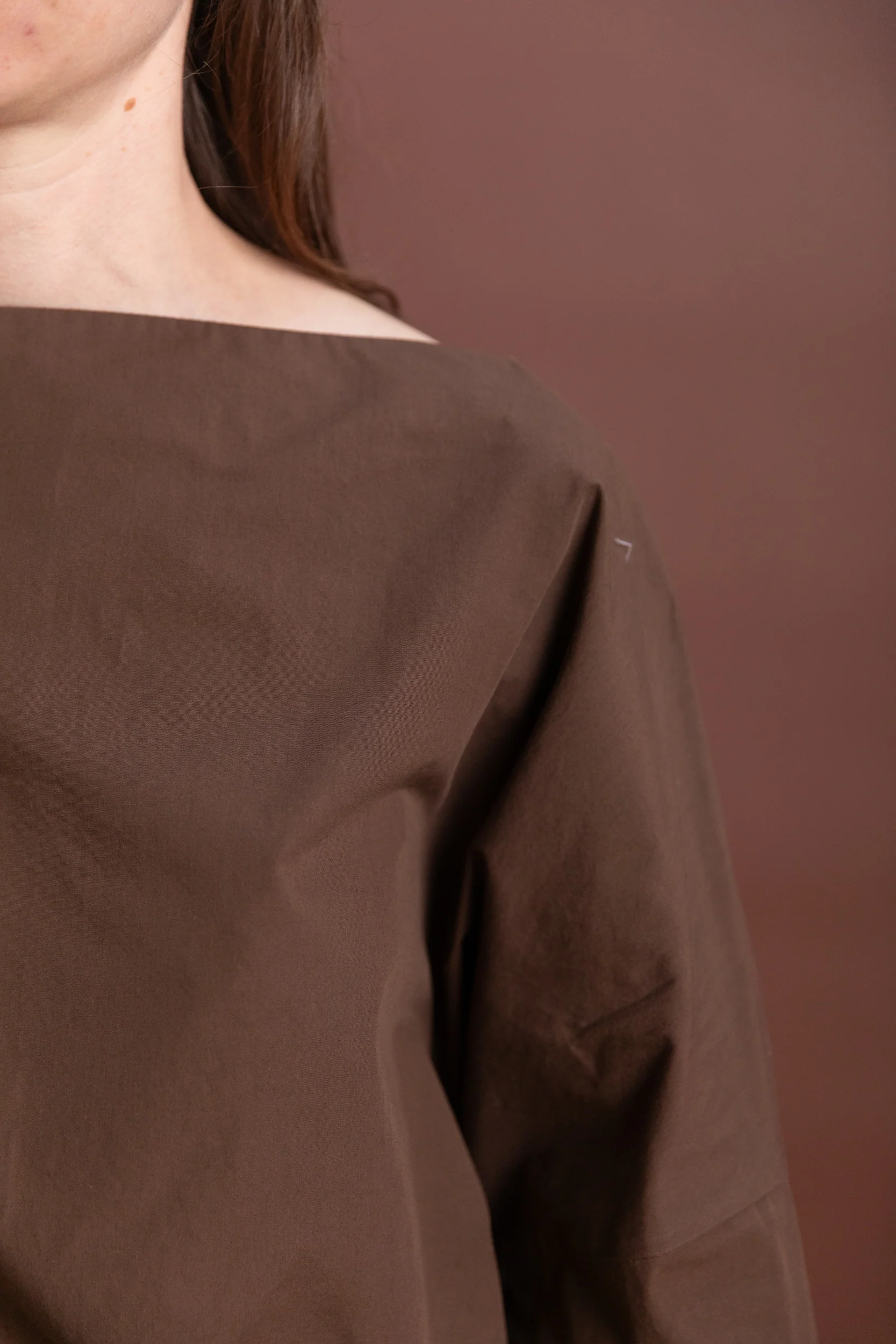 CUFF TOP IN CHOCOLATE COTTON POPLIN - Image 6