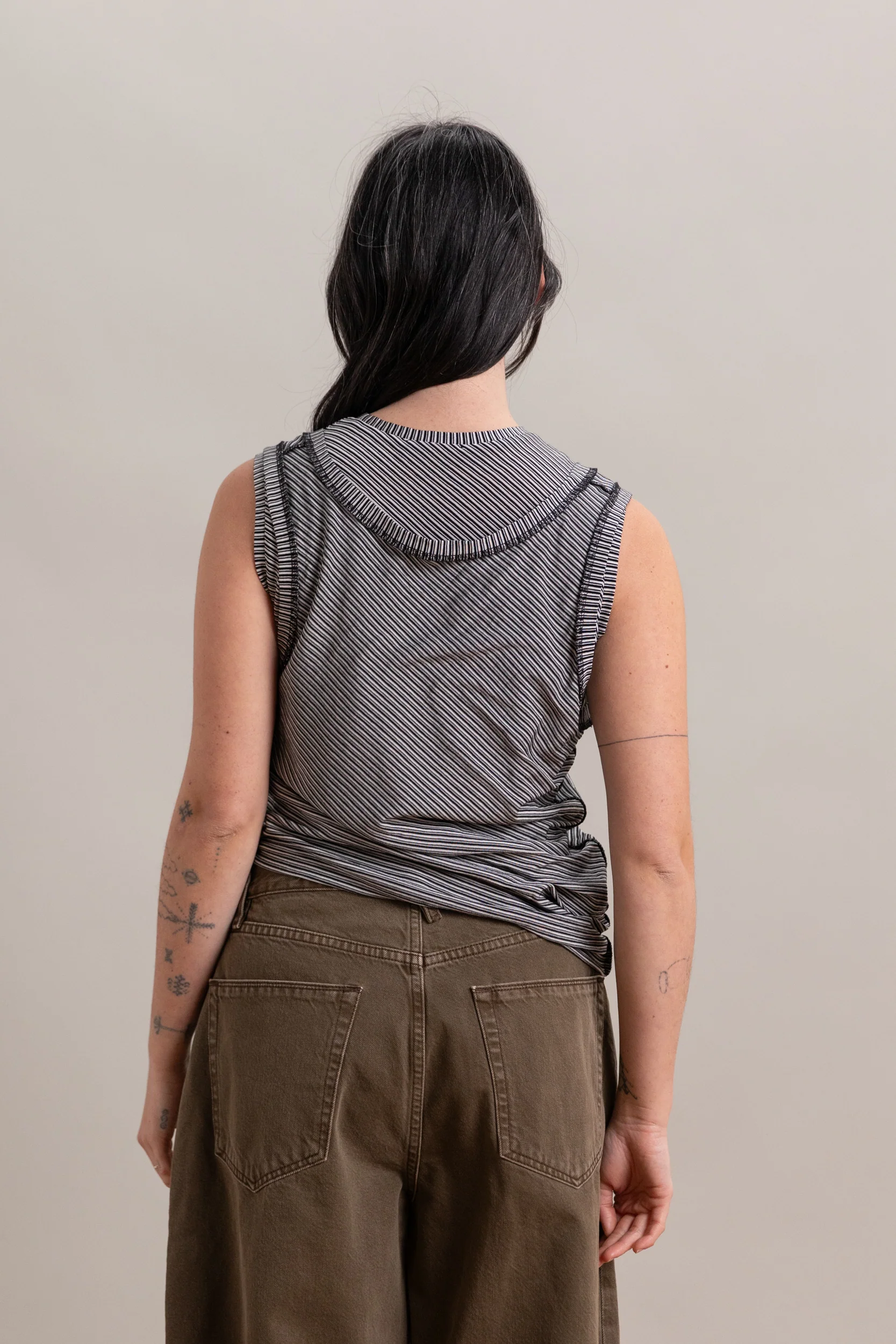 DOUBLE LAYER TANK IN BLACK STRIPED JERSEY - Image 5