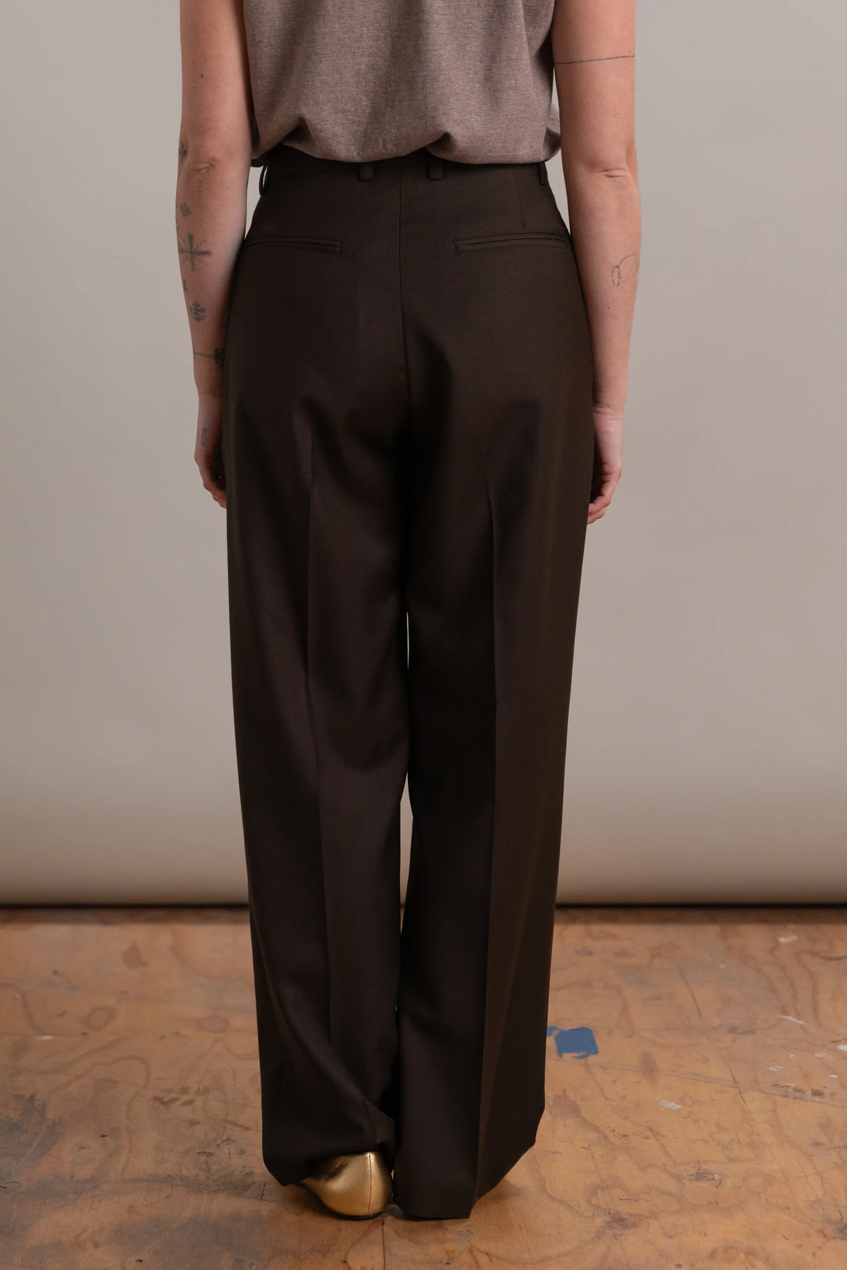 DOUBLE PLEATED TROUSER IN MOCHA MERINO WOOL - Image 5