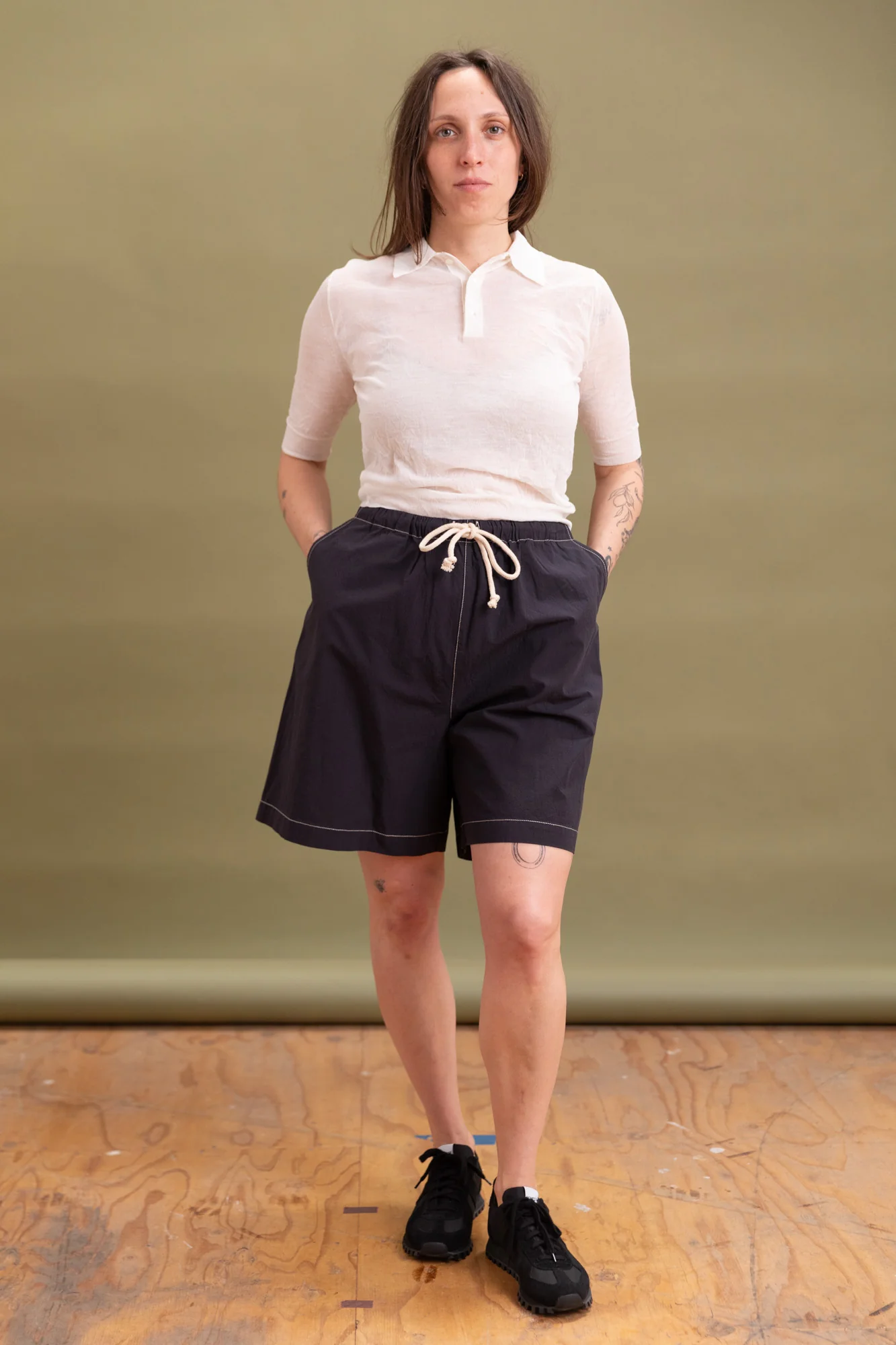 EASE SHORT IN BLACK