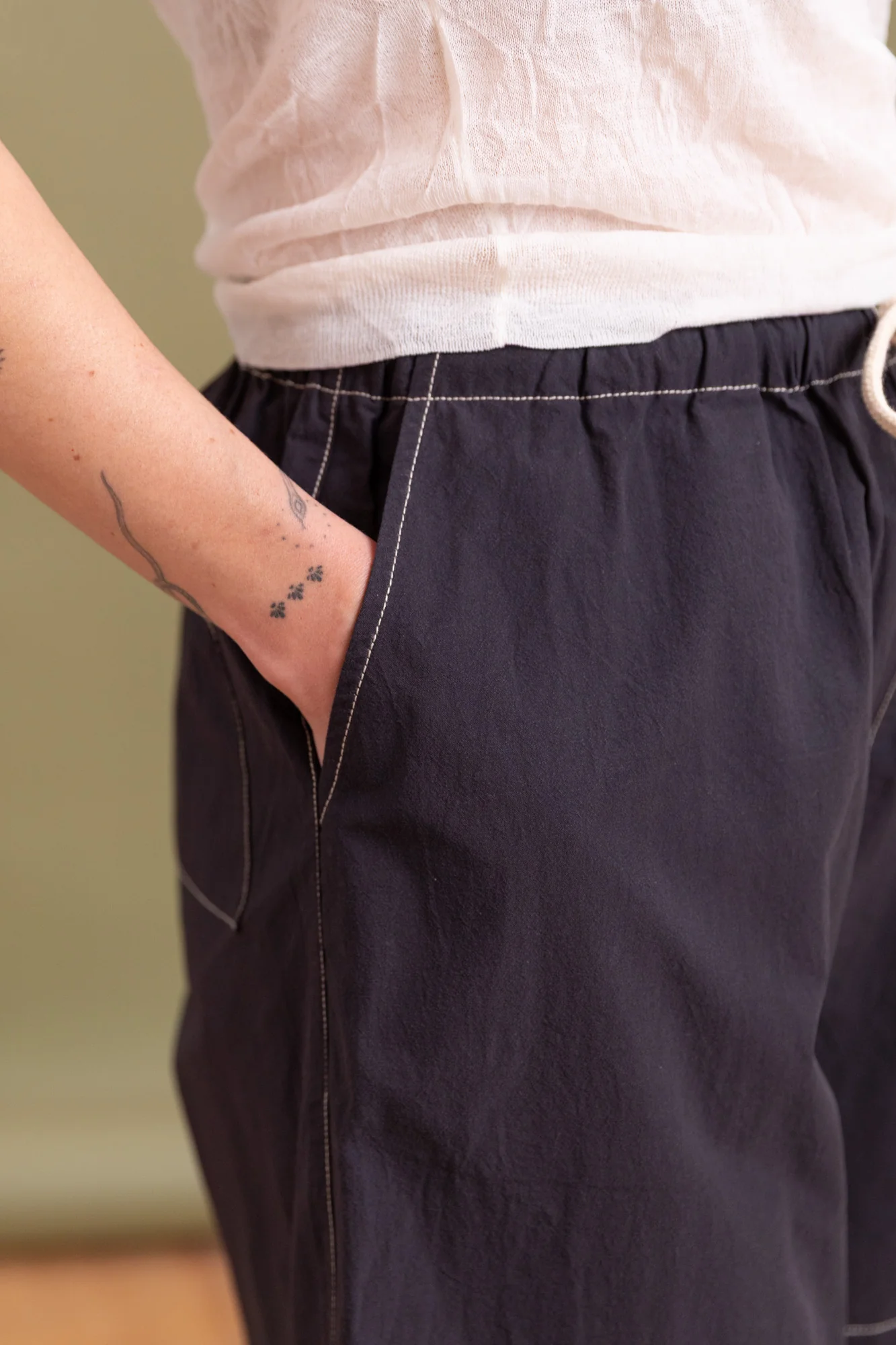 EASE SHORT IN BLACK - Image 2