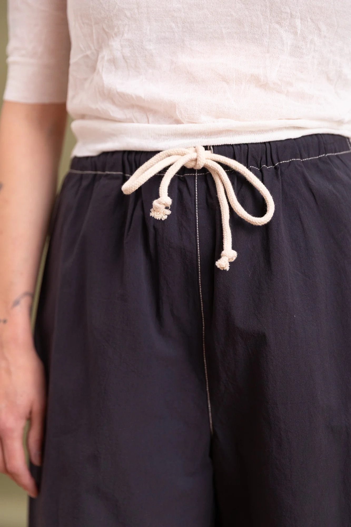 EASE SHORT IN BLACK - Image 8