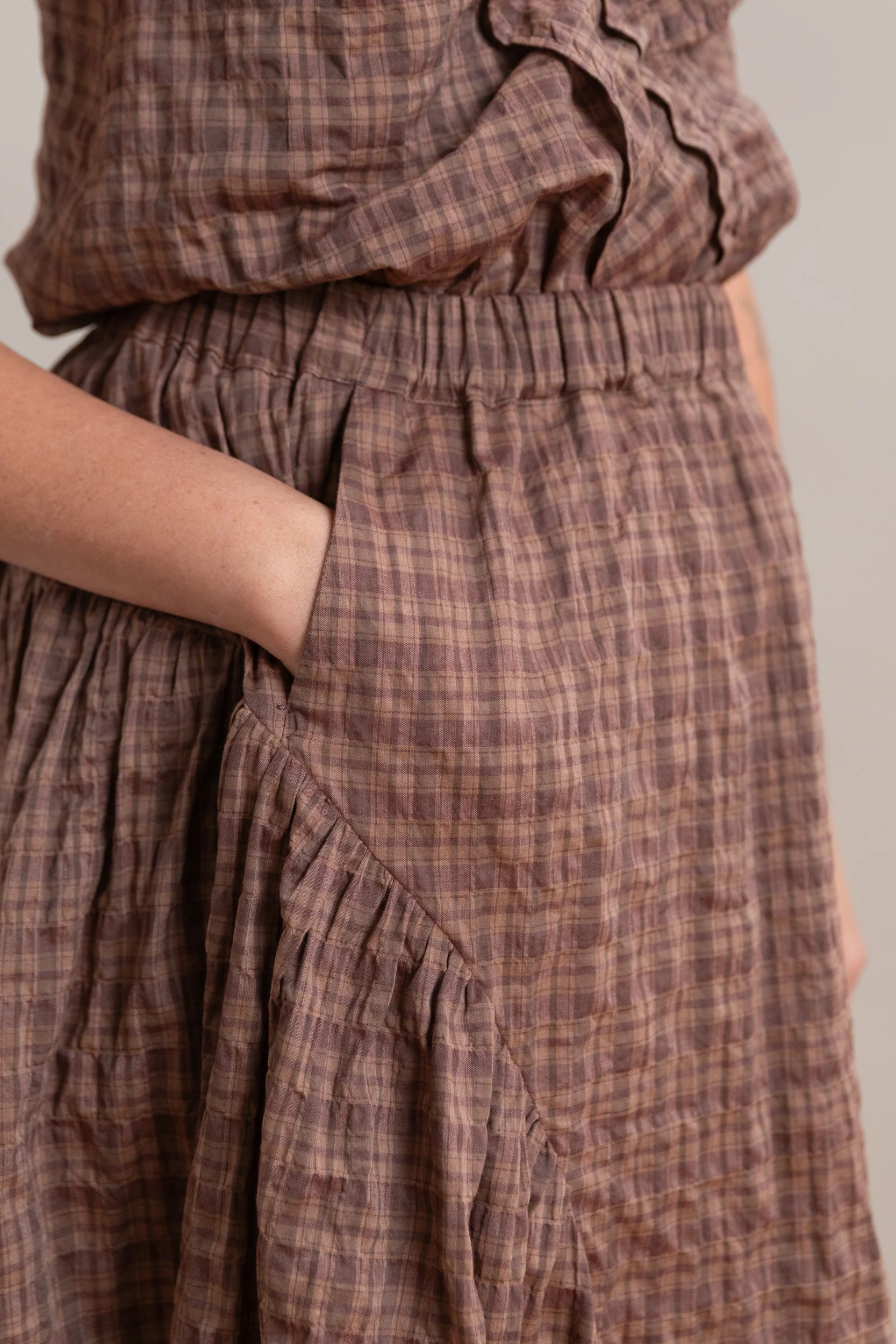 EASY GATHERED SKIRT IN UMBER ORGANIC COTTON - Image 6