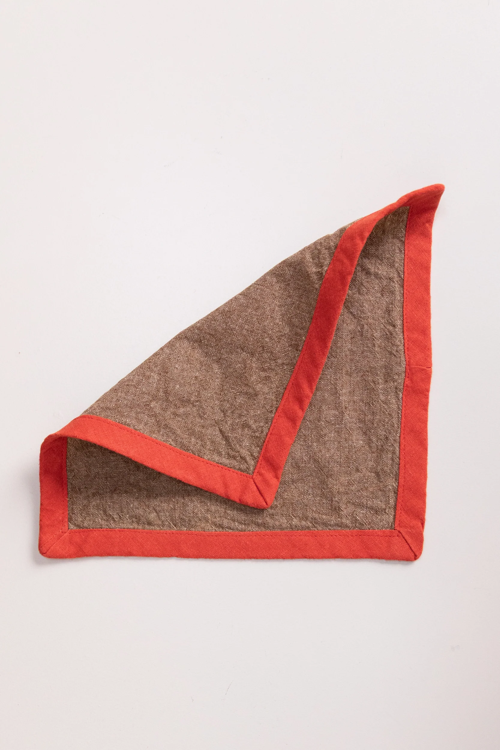 EDGED COCKTAIL NAPKINS IN BROWN LINEN - SET OF FOUR - Image 3