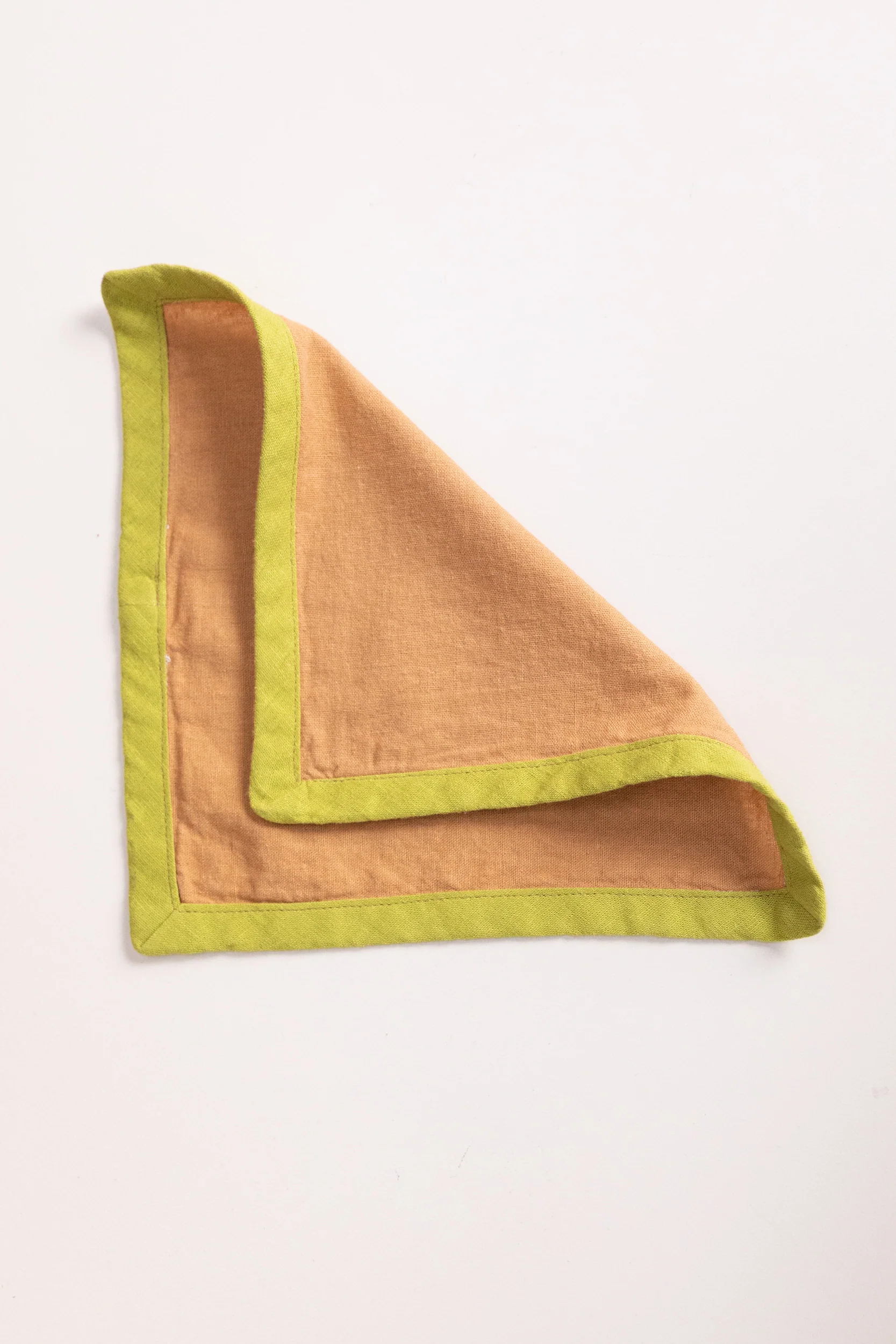 EDGED COCKTAIL NAPKINS IN CAMEL LINEN - SET OF FOUR - Image 3