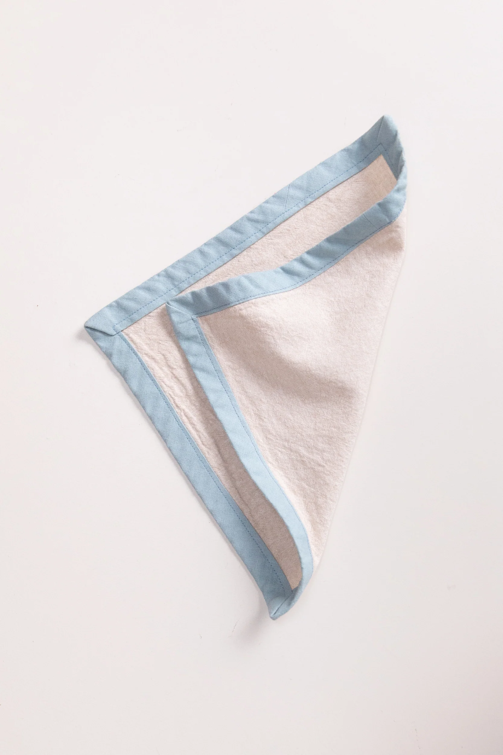 EDGED COCKTAIL NAPKINS IN CREAM LINEN - SET OF FOUR - Image 3