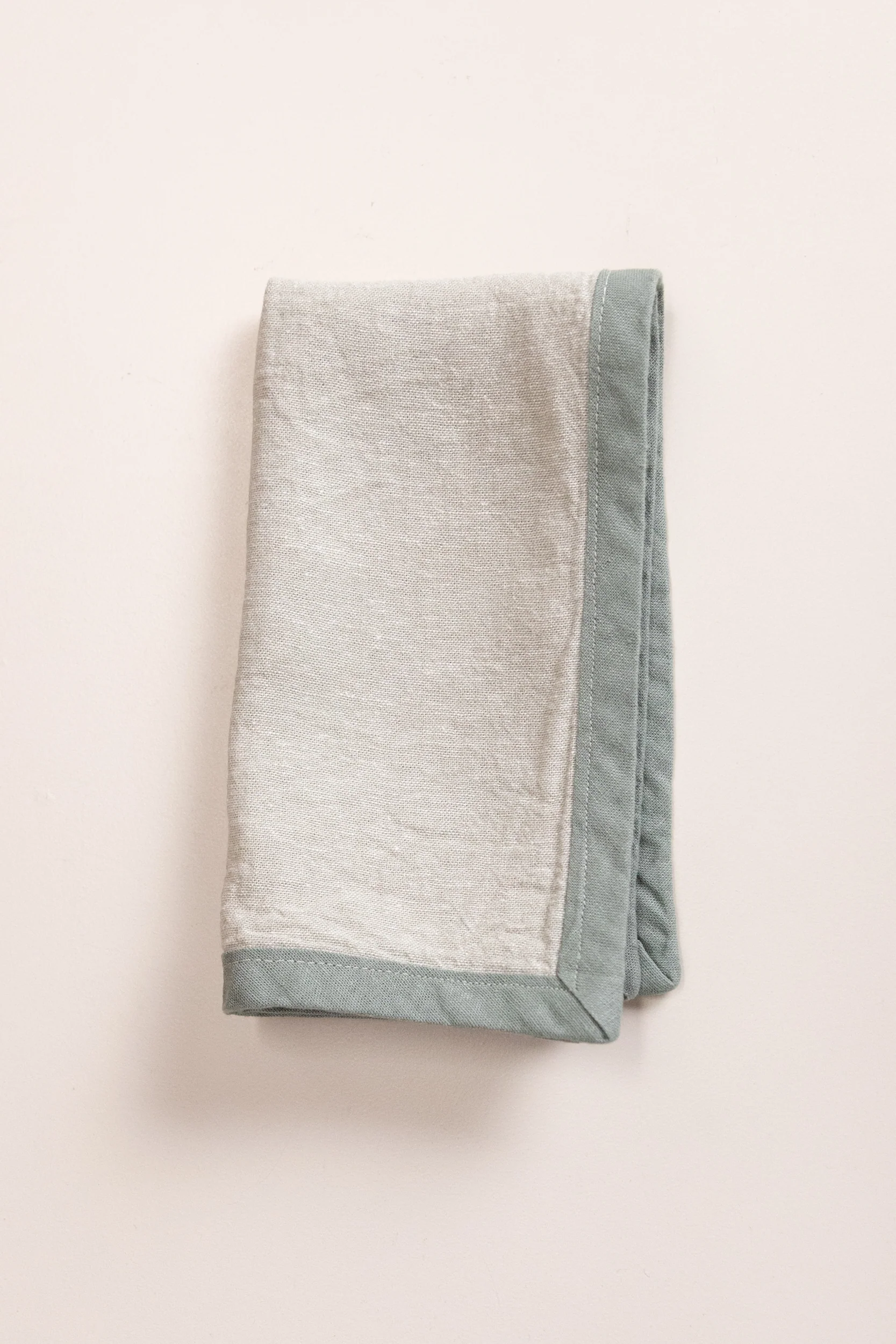 EDGED NAPKINS IN MOSS LINEN - SET OF TWO - Image 4