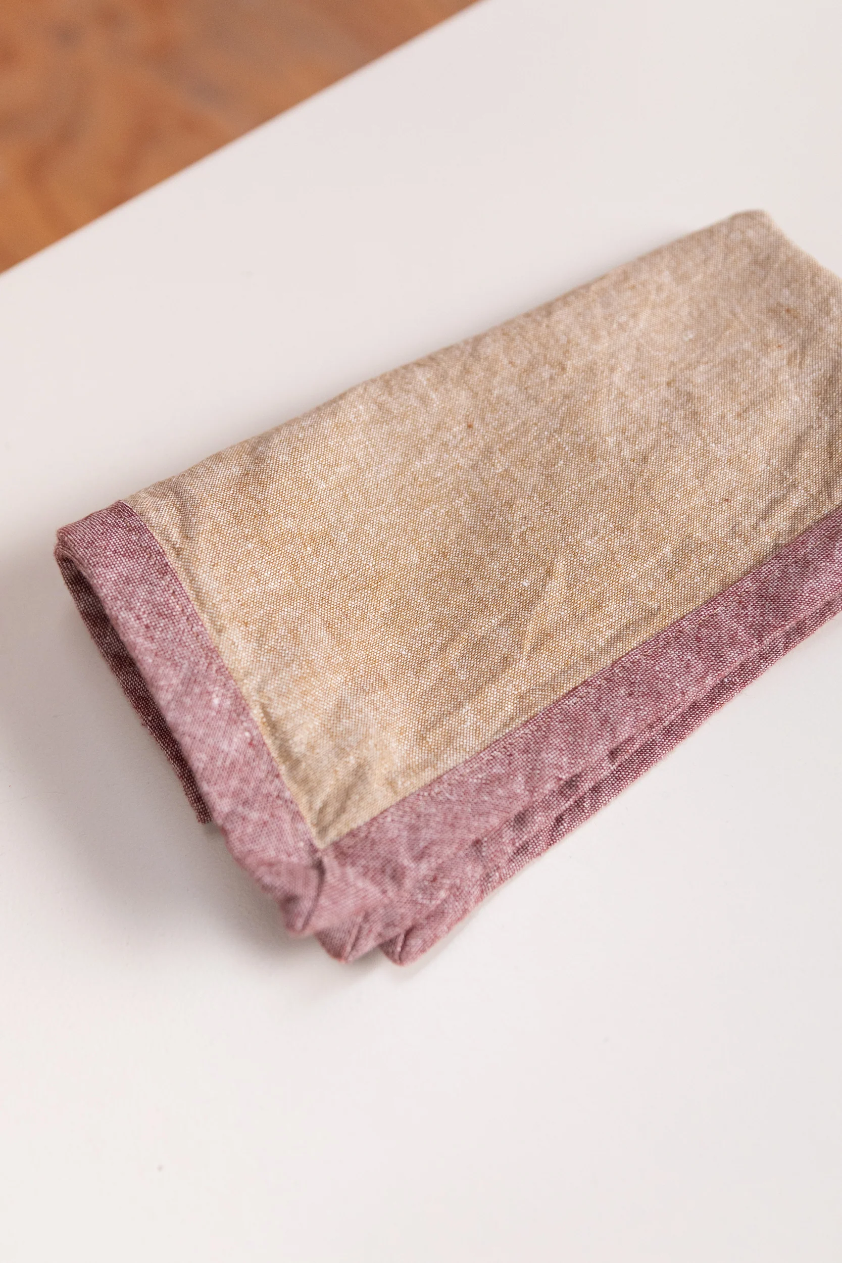 EDGED NAPKINS IN TAUPE LINEN - SET OF FOUR - Image 3