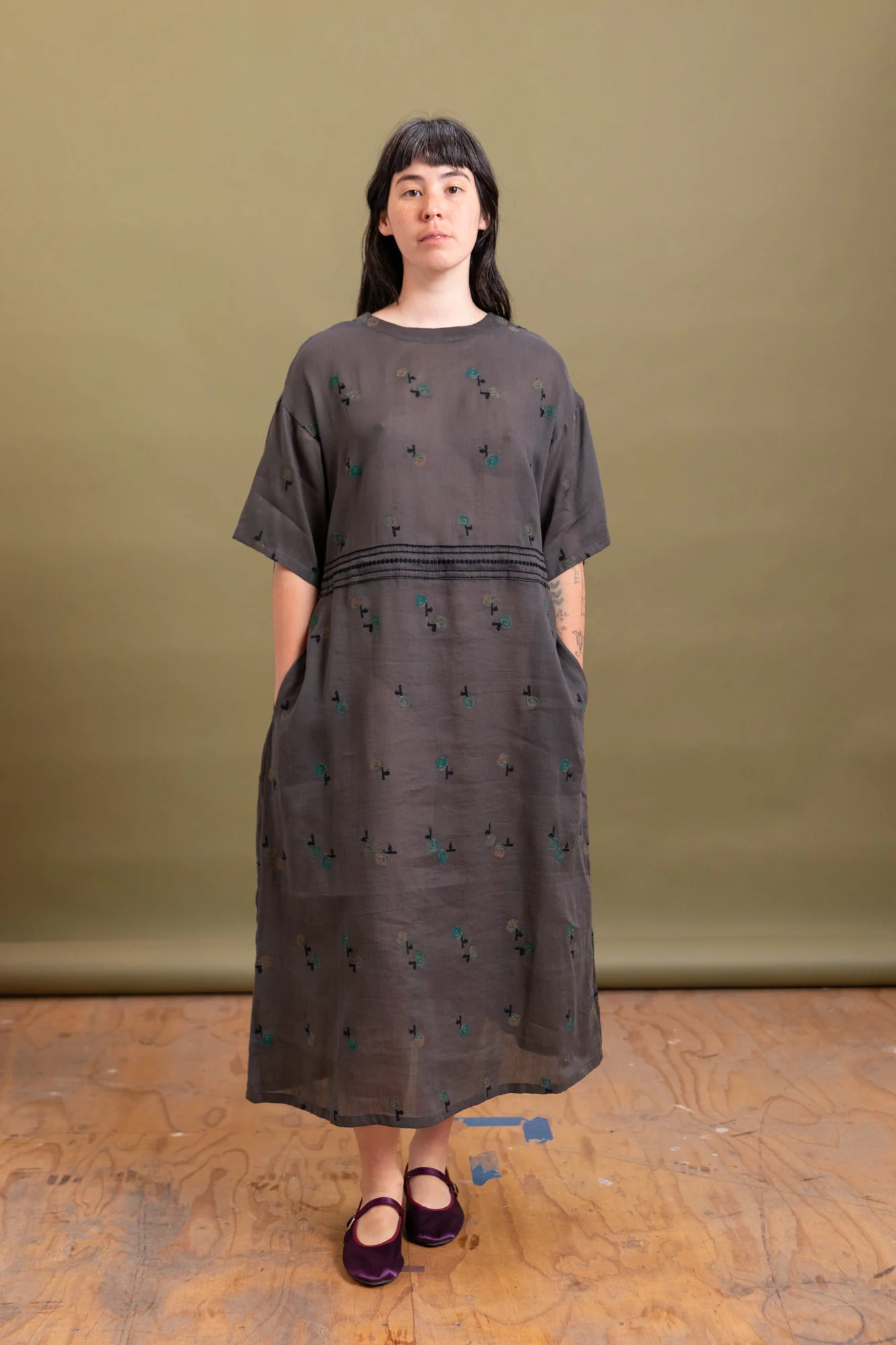 EMBROIDERY DRESS IN CHARCOAL COTTON/RAMIE - Image 3