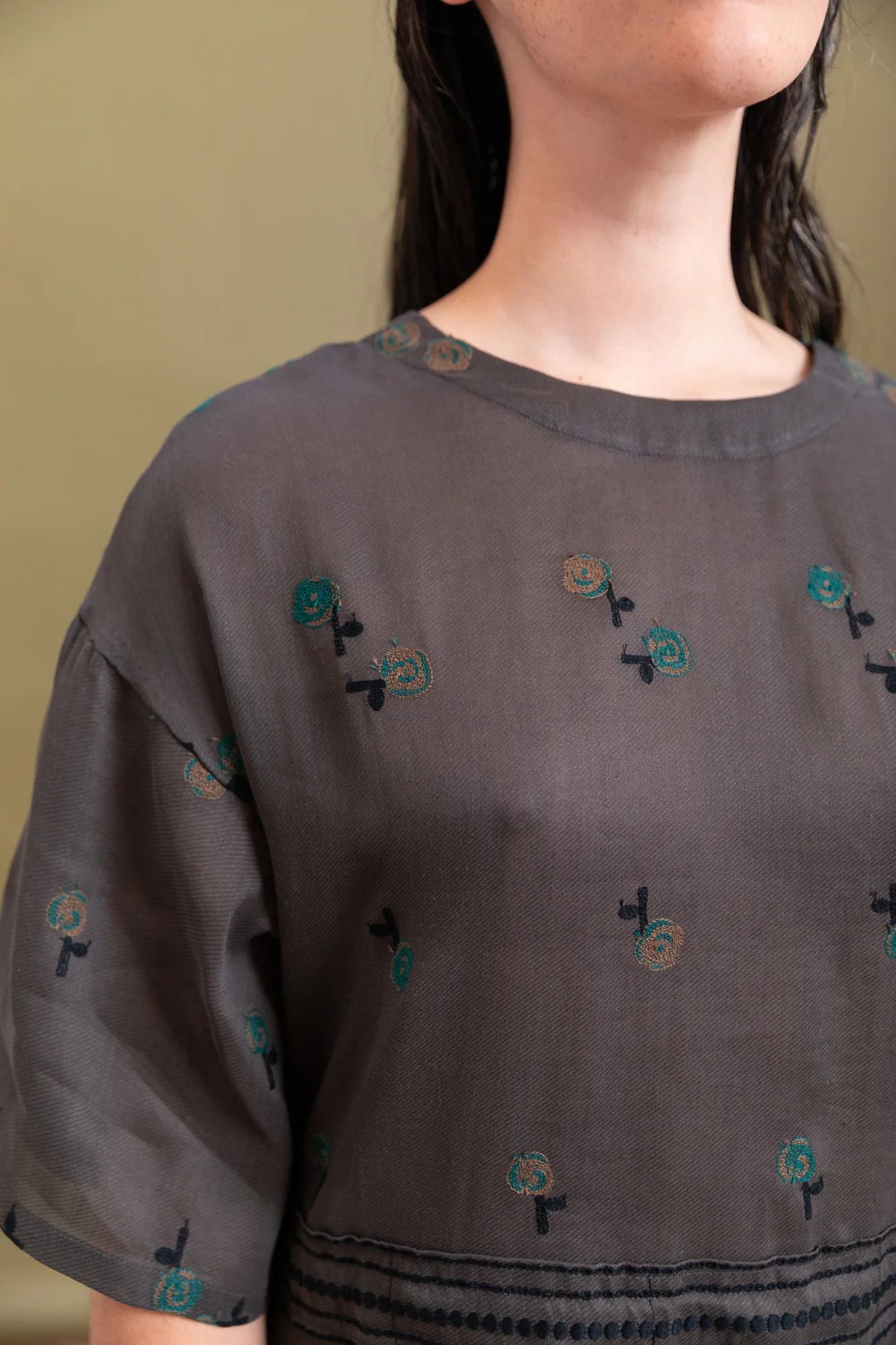 EMBROIDERY DRESS IN CHARCOAL COTTON/RAMIE - Image 4