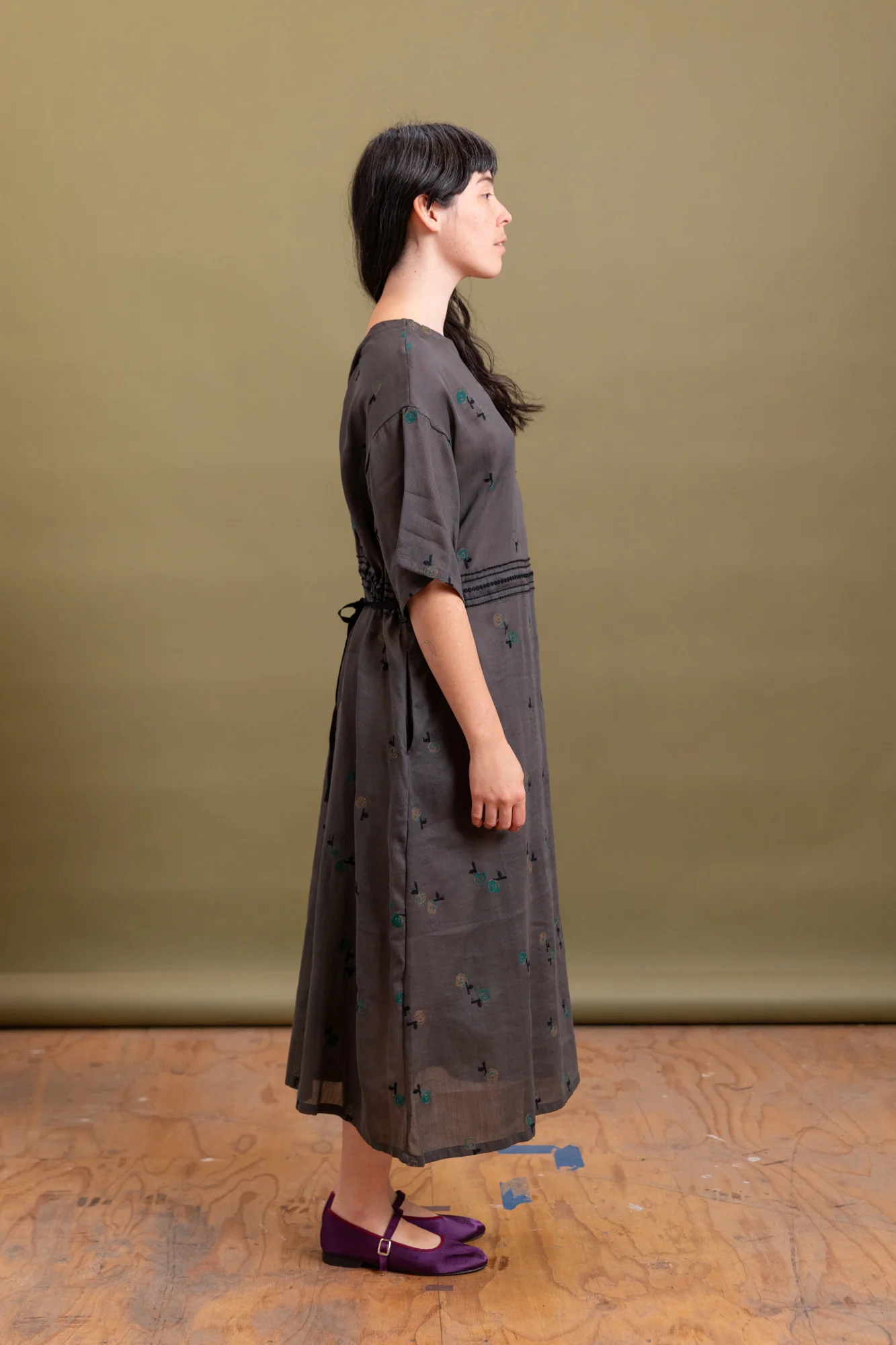 EMBROIDERY DRESS IN CHARCOAL COTTON/RAMIE - Image 6